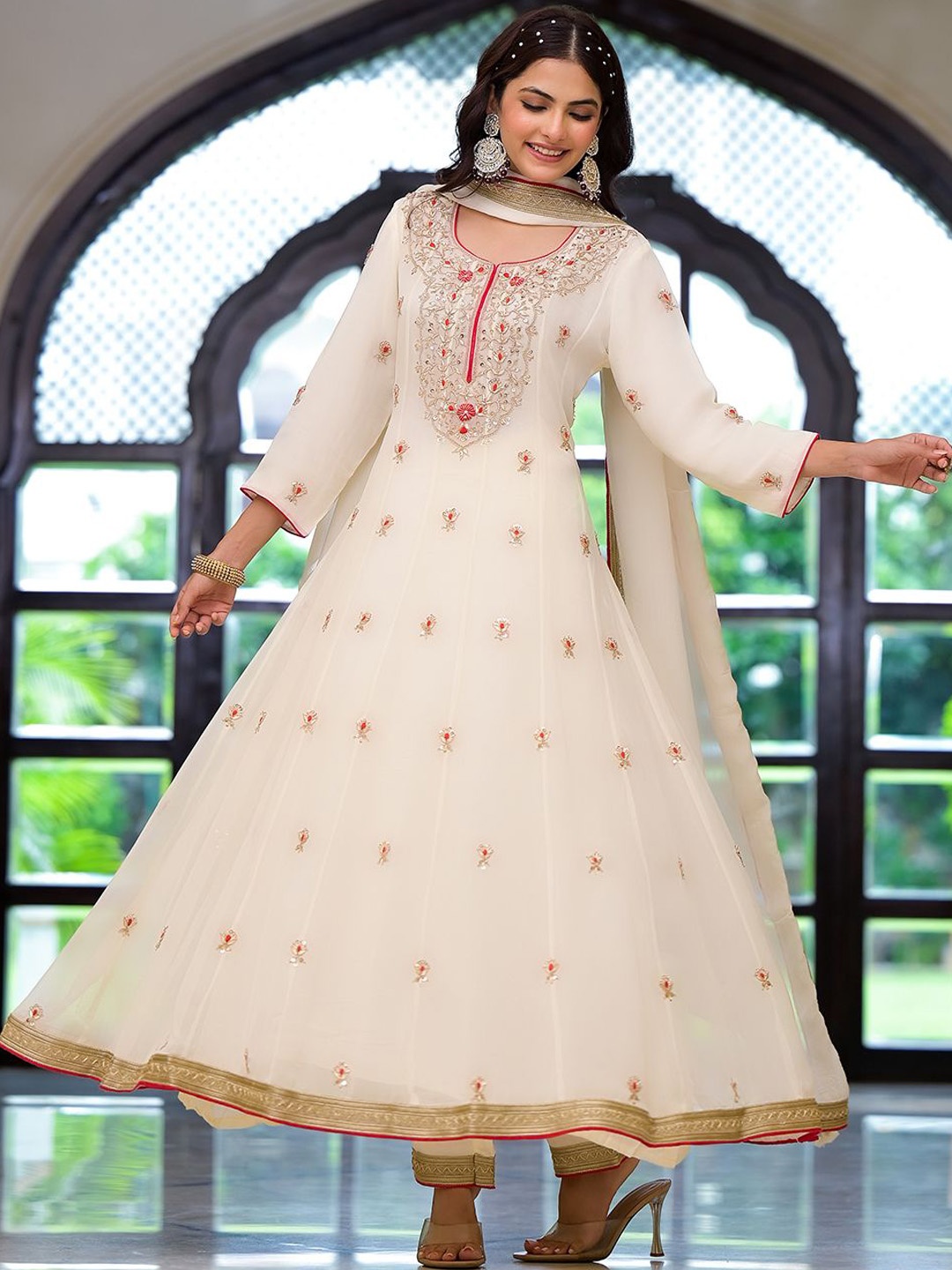 Divena Ethnic Motifs Embroidered Regular Zardozi Anarkali Kurta with Trousers & Dupatta, Off white
Divena Ethnic Motifs Embroidered Regular Zardozi Anarkali Kurta with Trousers & Dupatta, Off white
