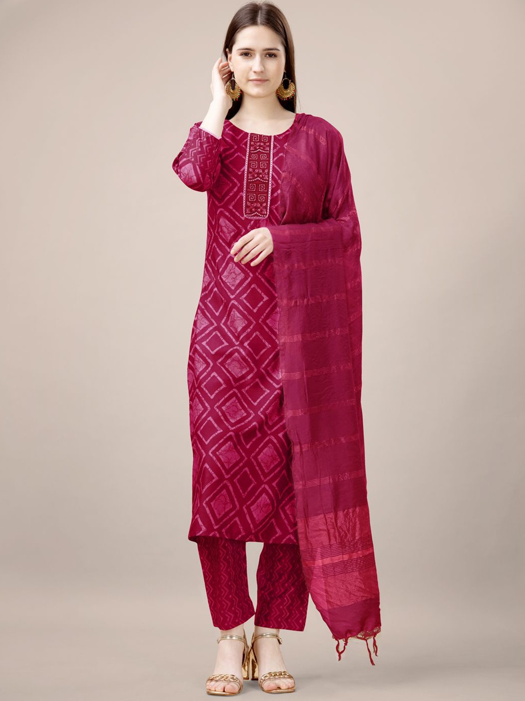 Rujave Geometric Printed Sequinned Straight Kurta With Trousers & Dupatta, Pink
Rujave Geometric Printed Sequinned Straight Kurta With Trousers & Dupatta, Pink