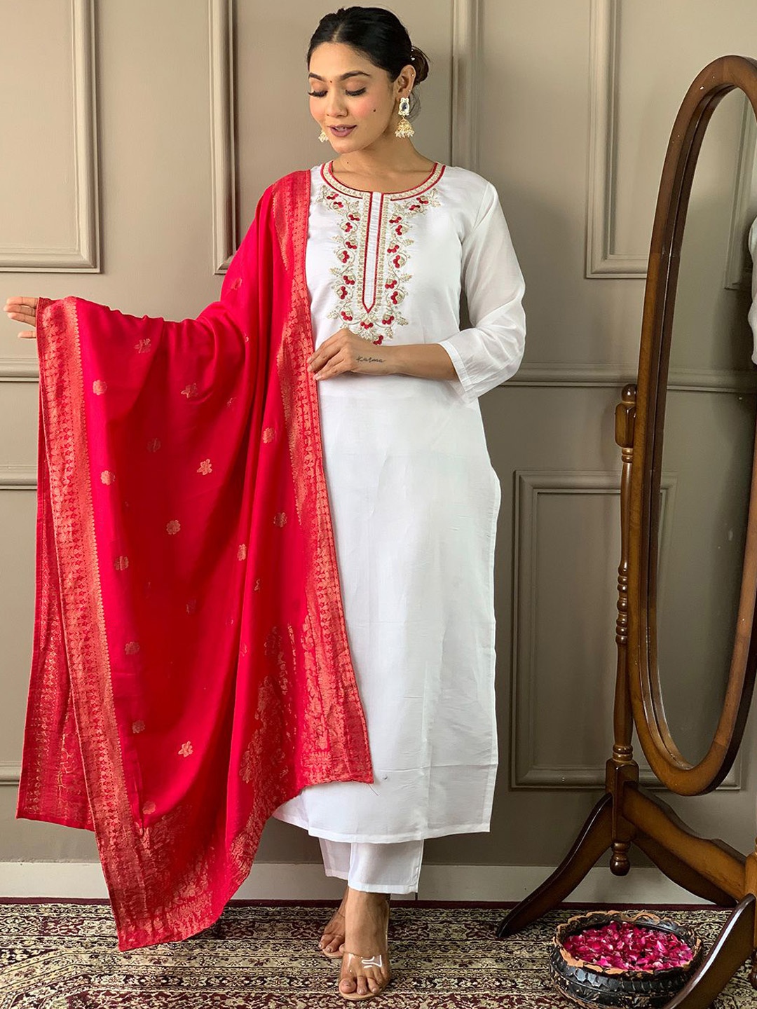 Lilots Floral Embroidered Thread Work Chanderi Silk Straight Kurta With Trouser & Dupatta, White
Lilots Floral Embroidered Thread Work Chanderi Silk Straight Kurta With Trouser & Dupatta, White