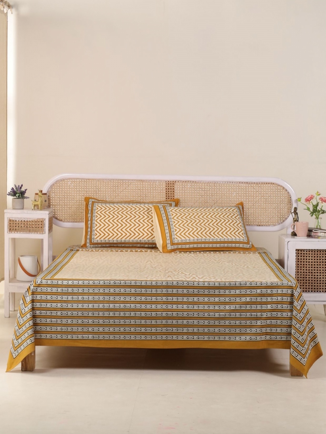 Peepul Tree Mustard Geometric Pure Cotton 300 TC King Double Bedsheet & 2 Pillow Covers
Peepul Tree Mustard Geometric Pure Cotton 300 TC King Double Bedsheet & 2 Pillow Covers