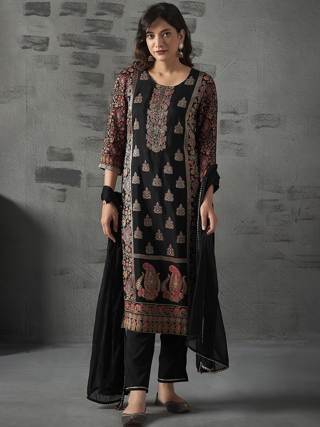 Anouk Ethnic Motifs Printed Regular Pure Silk Straight Kurta with Trousers & Dupatta, Black
Anouk Ethnic Motifs Printed Regular Pure Silk Straight Kurta with Trousers & Dupatta, Black
