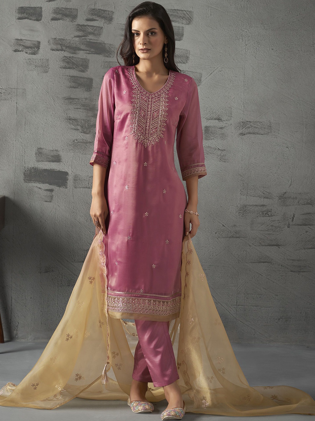 Anouk Floral Embroidered Regular Thread Work Straight Kurta with Trousers & Dupatta, Pink
Anouk Floral Embroidered Regular Thread Work Straight Kurta with Trousers & Dupatta, Pink