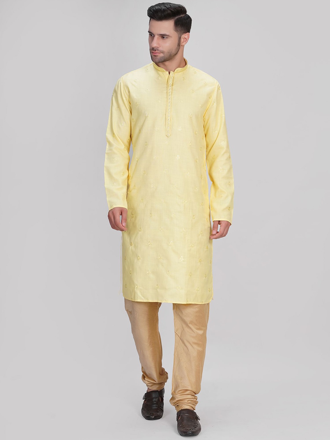 LA'SCOOT Floral Embroidered Sequinned Stand Collar Pure Silk Straight Kurta with Pyjamas, Yellow
LA'SCOOT Floral Embroidered Sequinned Stand Collar Pure Silk Straight Kurta with Pyjamas, Yellow
