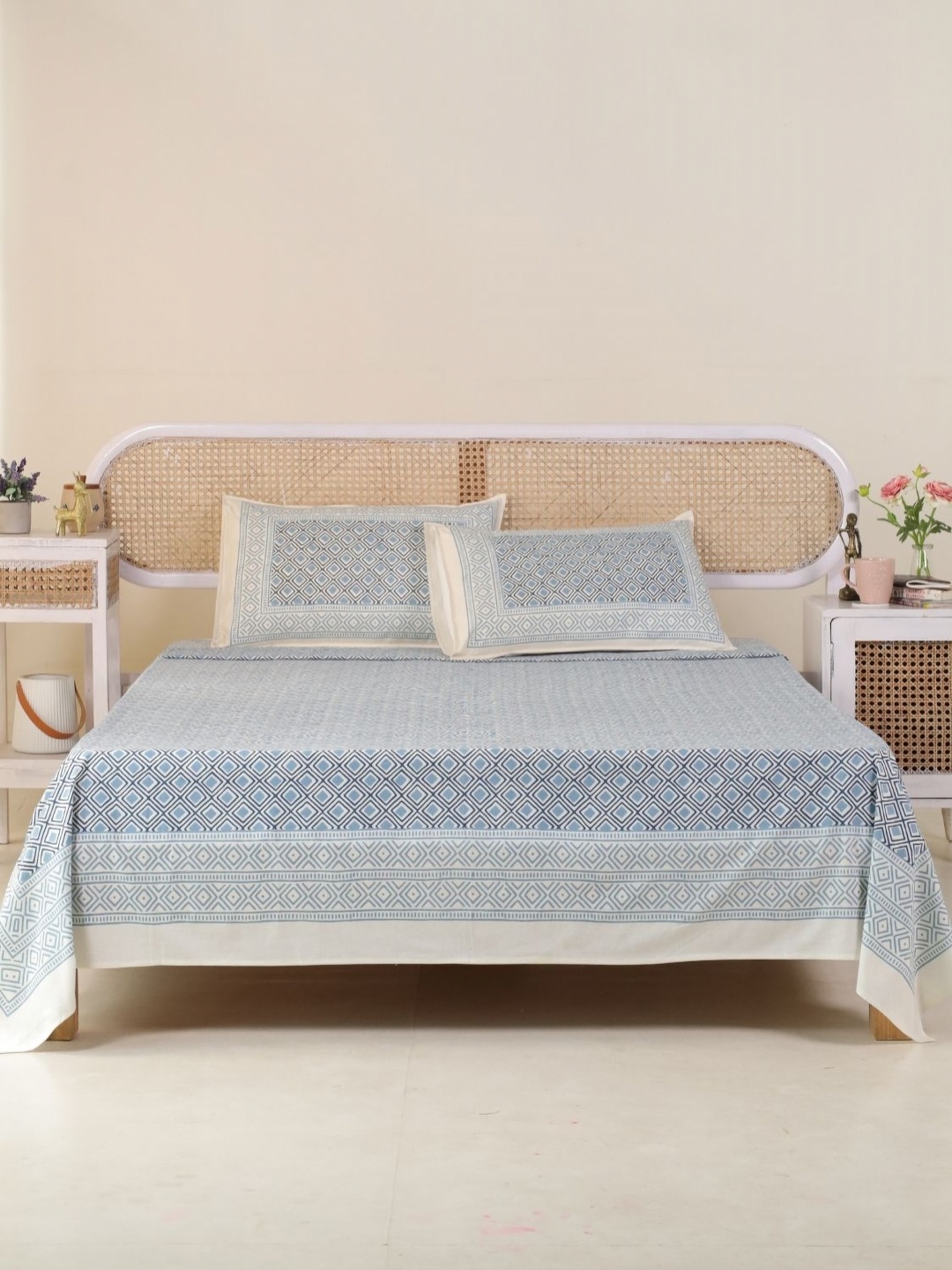 Peepul Tree Grey Geometric Pure Cotton 300 TC King Double Bedsheet & 2 Pillow Covers
Peepul Tree Grey Geometric Pure Cotton 300 TC King Double Bedsheet & 2 Pillow Covers