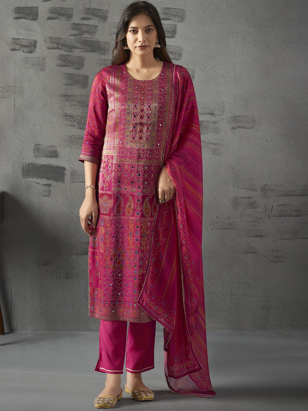 Anouk Ethnic Motifs Regular Mirror Work Pure Silk Straight Kurta with Trousers & Dupatta, Pink
Anouk Ethnic Motifs Regular Mirror Work Pure Silk Straight Kurta with Trousers & Dupatta, Pink