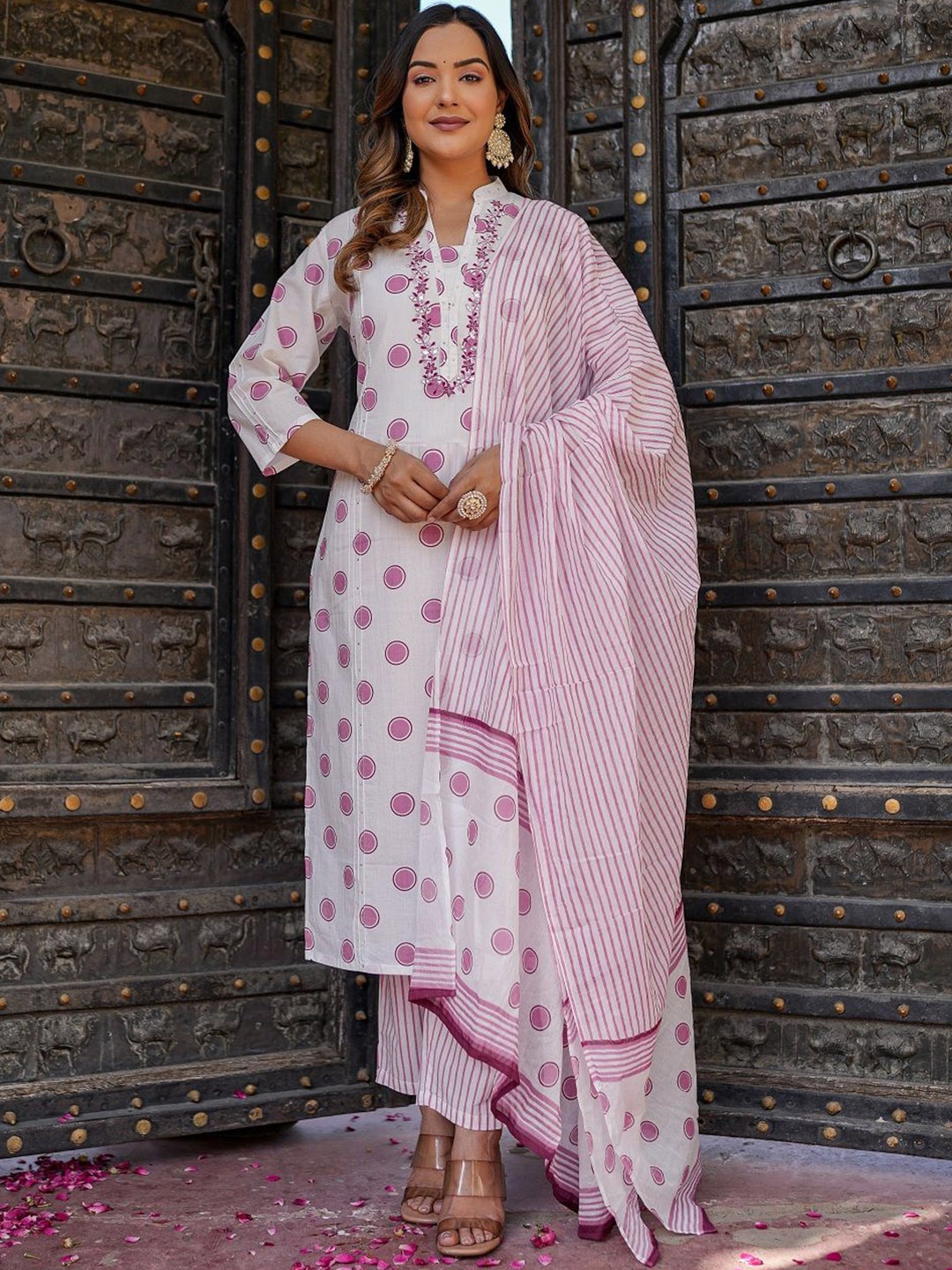 Benaaz Floral Printed Mandarin Collar Pure Cotton Straight Kurta With Trousers & Dupatta, Pink
Benaaz Floral Printed Mandarin Collar Pure Cotton Straight Kurta With Trousers & Dupatta, Pink