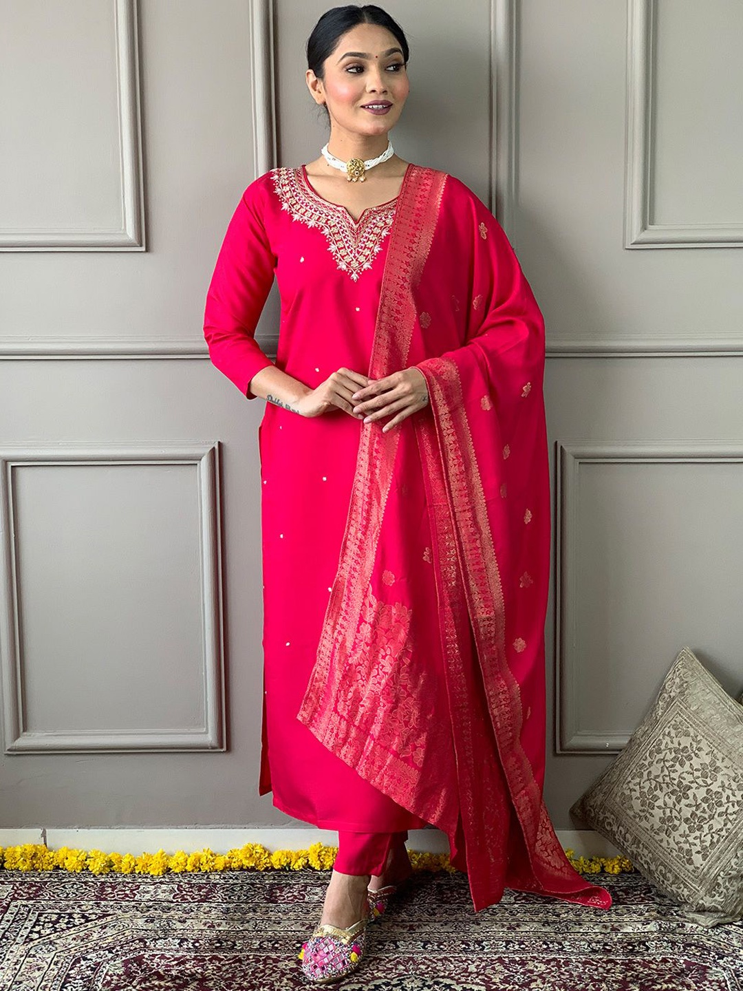 Lilots Floral Zari Embroidered Chanderi Silk Straight Kurta With Trousers & Dupatta, Pink
Lilots Floral Zari Embroidered Chanderi Silk Straight Kurta With Trousers & Dupatta, Pink