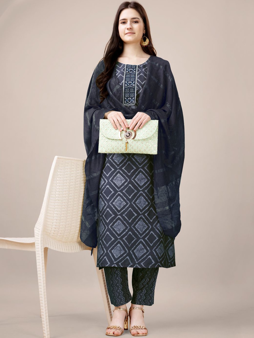 Anouk Geometric Printed Regular Thread Work Straight Kurta with Trousers & Dupatta, Grey
Anouk Geometric Printed Regular Thread Work Straight Kurta with Trousers & Dupatta, Grey