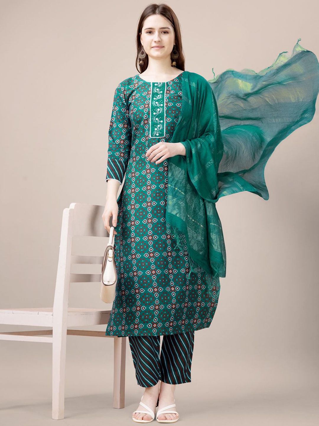Anouk Geometric Printed Regular Thread Work Straight Kurta with Trousers & Dupatta, Green
Anouk Geometric Printed Regular Thread Work Straight Kurta with Trousers & Dupatta, Green