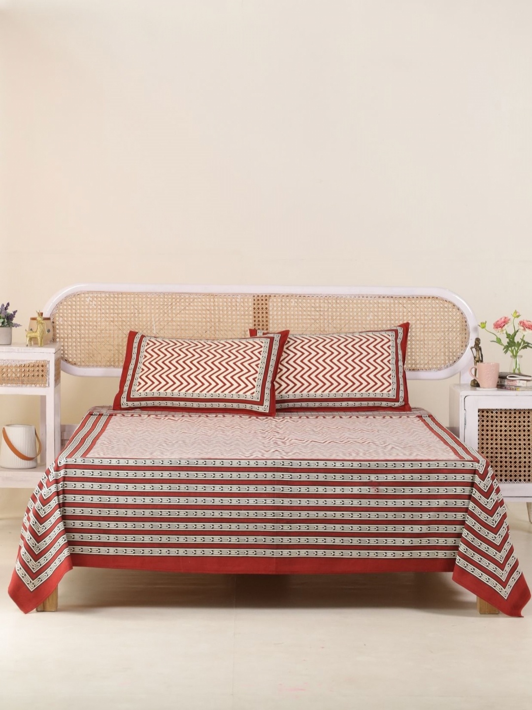 Peepul Tree Maroon Geometric Pure Cotton 300 TC King Double Bedsheet & 2 Pillow Covers
Peepul Tree Maroon Geometric Pure Cotton 300 TC King Double Bedsheet & 2 Pillow Covers