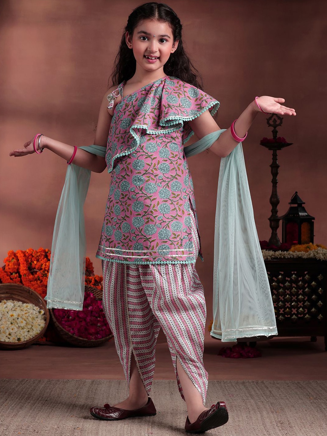 Libas KIDS Girls Floral Printed Gotta Patti Pure Cotton Straight Kurta With Dhoti Pant, Pink
Libas KIDS Girls Floral Printed Gotta Patti Pure Cotton Straight Kurta With Dhoti Pant, Pink