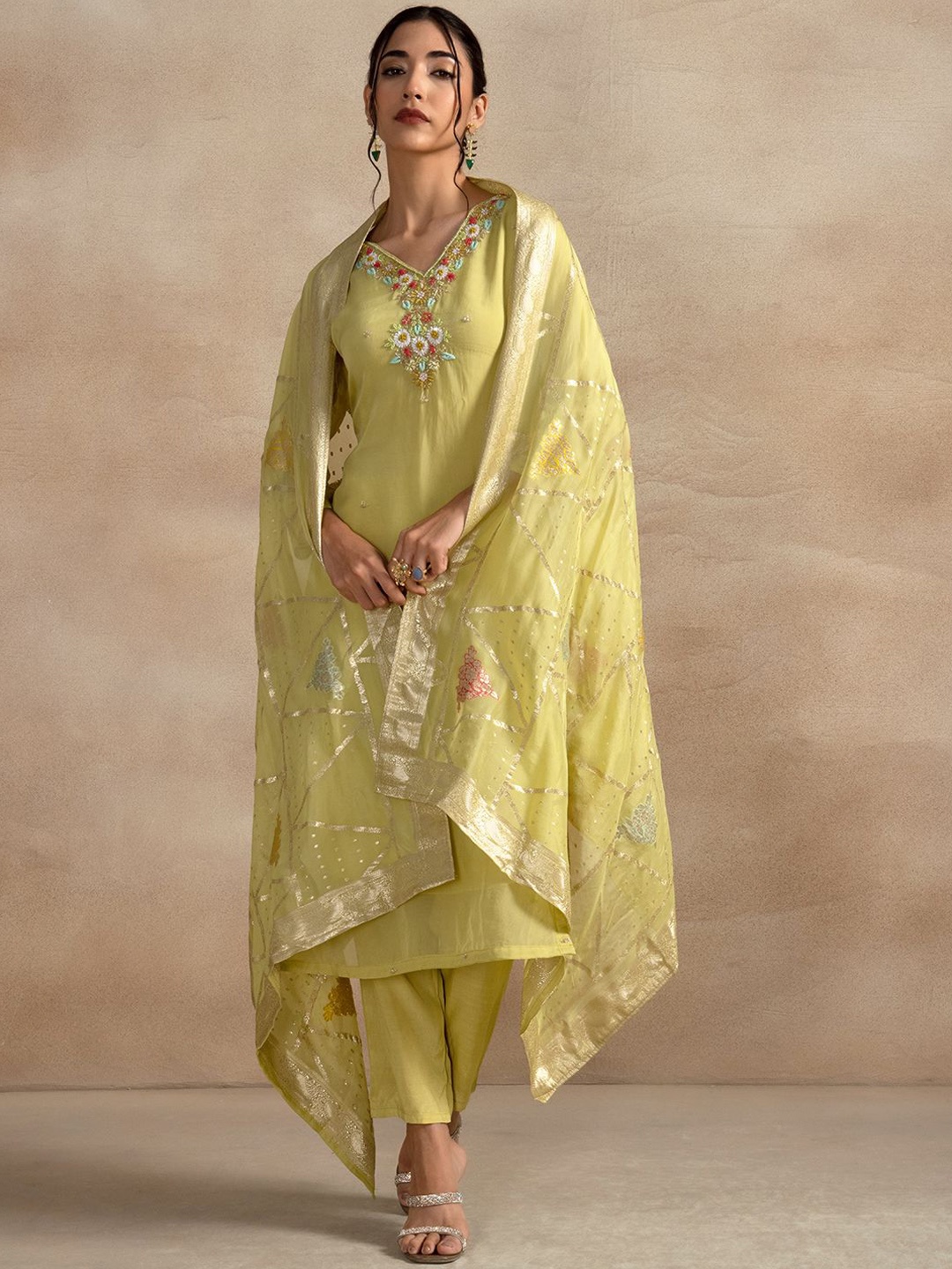 Rang by Indya Women Ethnic Motifs Embroidered Regular Thread Work Kurta with Trousers & With Dupatta, Green
Rang by Indya Women Ethnic Motifs Embroidered Regular Thread Work Kurta with Trousers & With Dupatta, Green