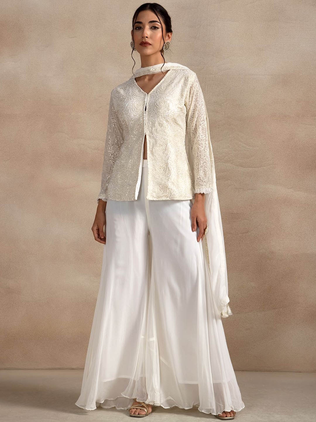 Rang by Indya Women Floral Embroidered Regular Sequinned Kurti with Palazzos & With Dupatta, White
Rang by Indya Women Floral Embroidered Regular Sequinned Kurti with Palazzos & With Dupatta, White