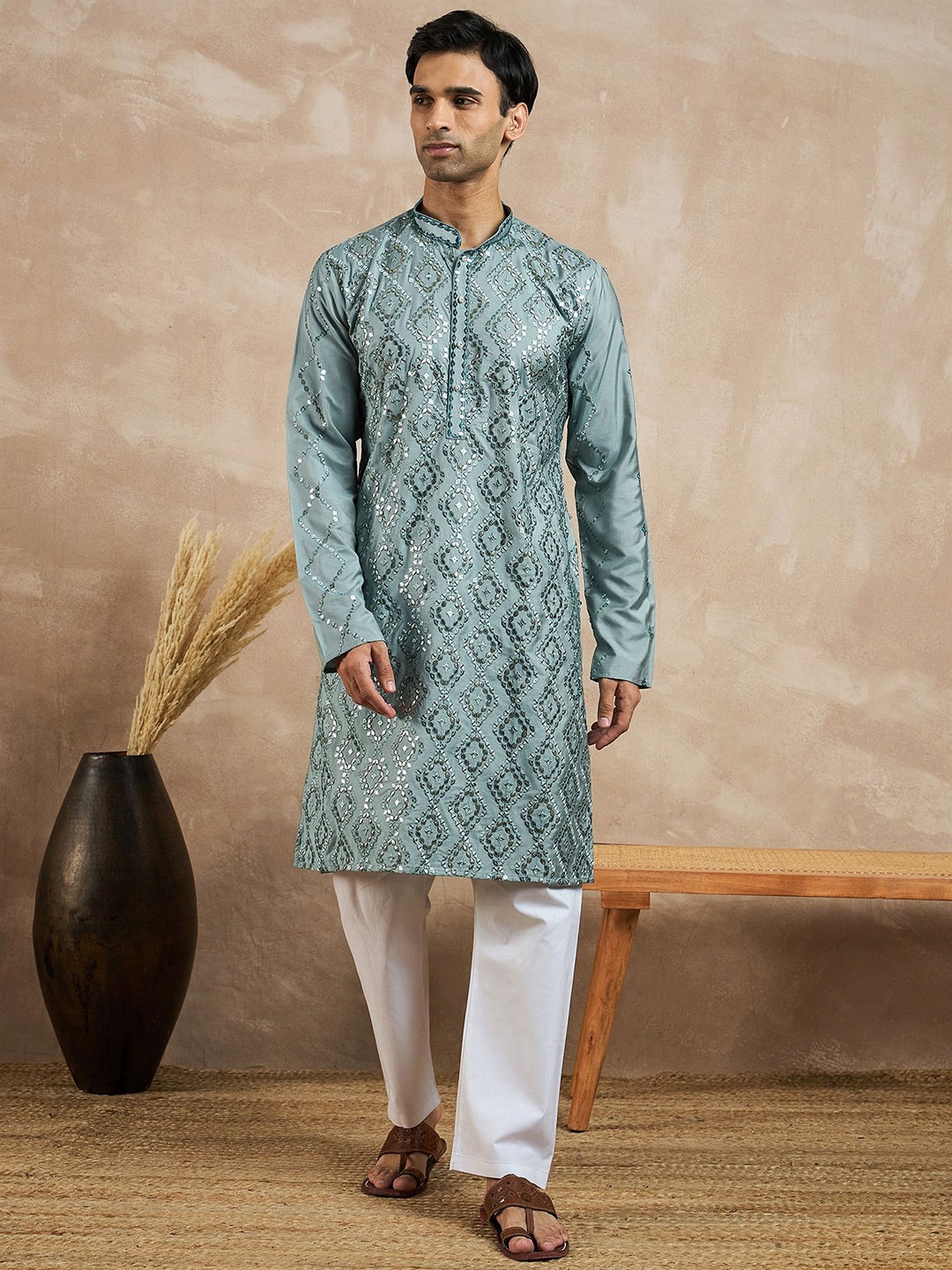 House of Pataudi Ethnic Motifs Embroidered Mandarin Collar Sequinned Straight Kurta, Sea green
House of Pataudi Ethnic Motifs Embroidered Mandarin Collar Sequinned Straight Kurta, Sea green