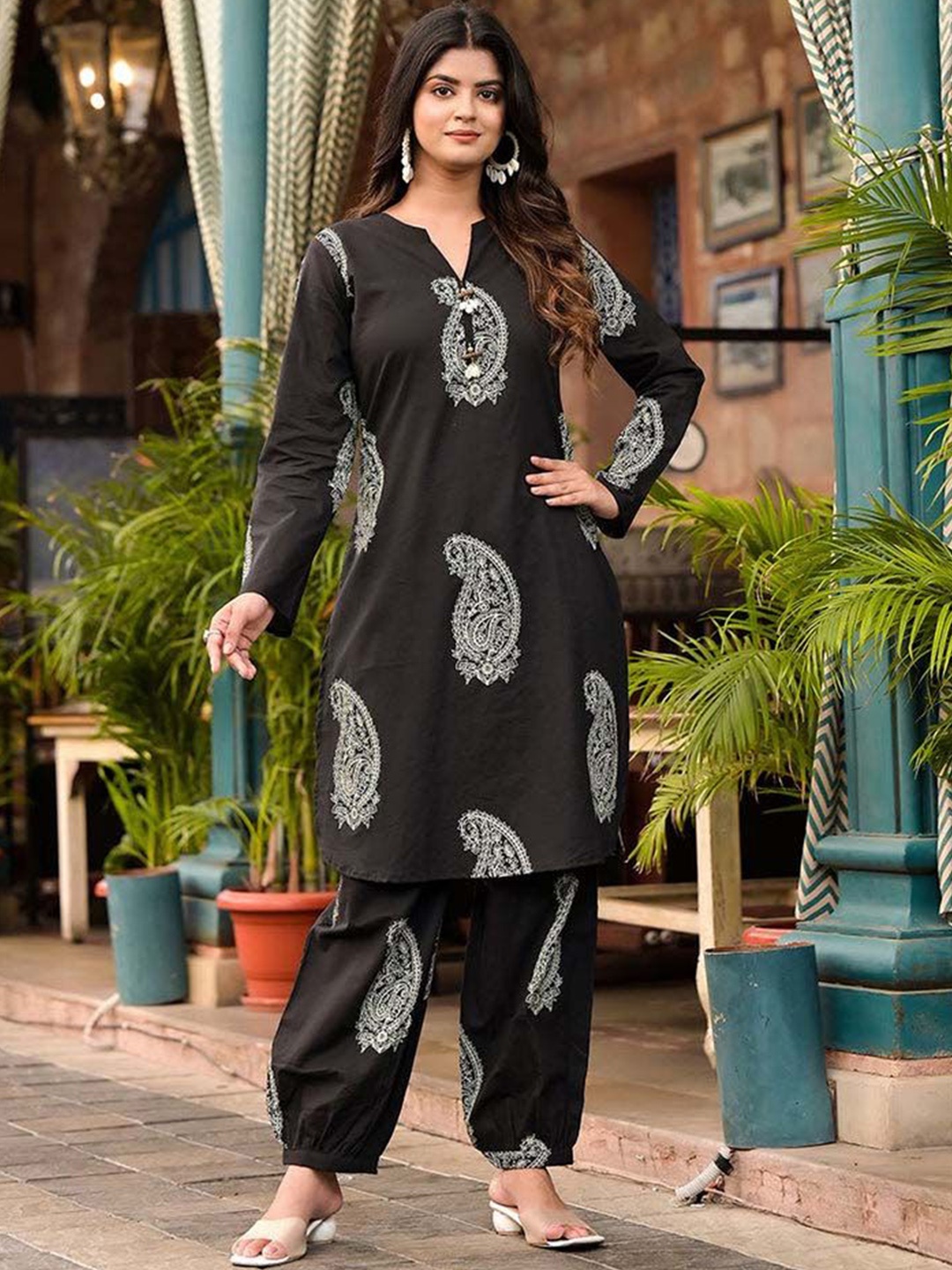 TANESHWAR Paisley Printed Gotta Patti Pure Cotton Straight Kurta With Palazzo, Black
TANESHWAR Paisley Printed Gotta Patti Pure Cotton Straight Kurta With Palazzo, Black