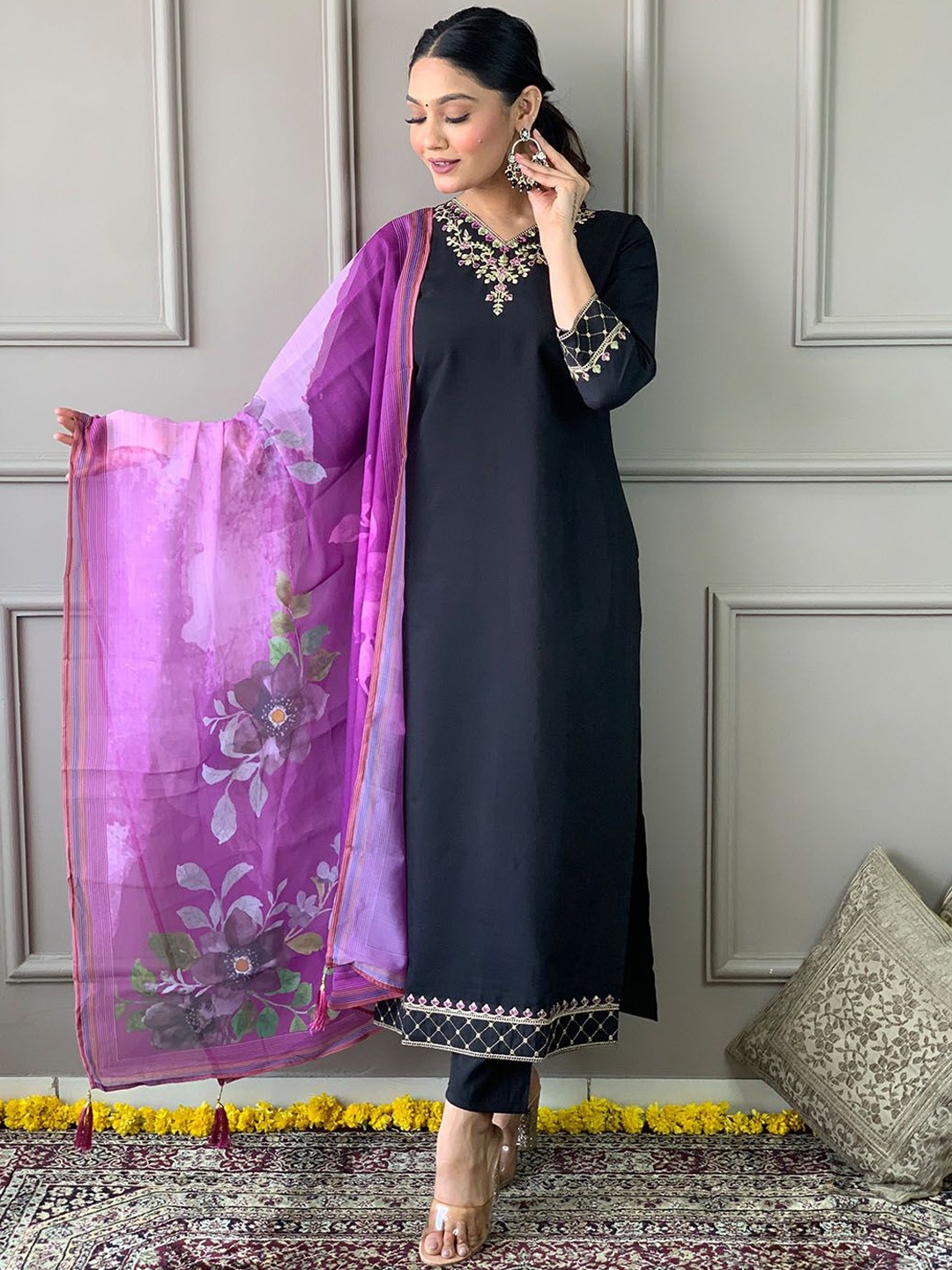 Lilots Floral Embroidered Regular Thread Work Chanderi Silk Kurta With Trousers & Dupatta, Black
Lilots Floral Embroidered Regular Thread Work Chanderi Silk Kurta With Trousers & Dupatta, Black
