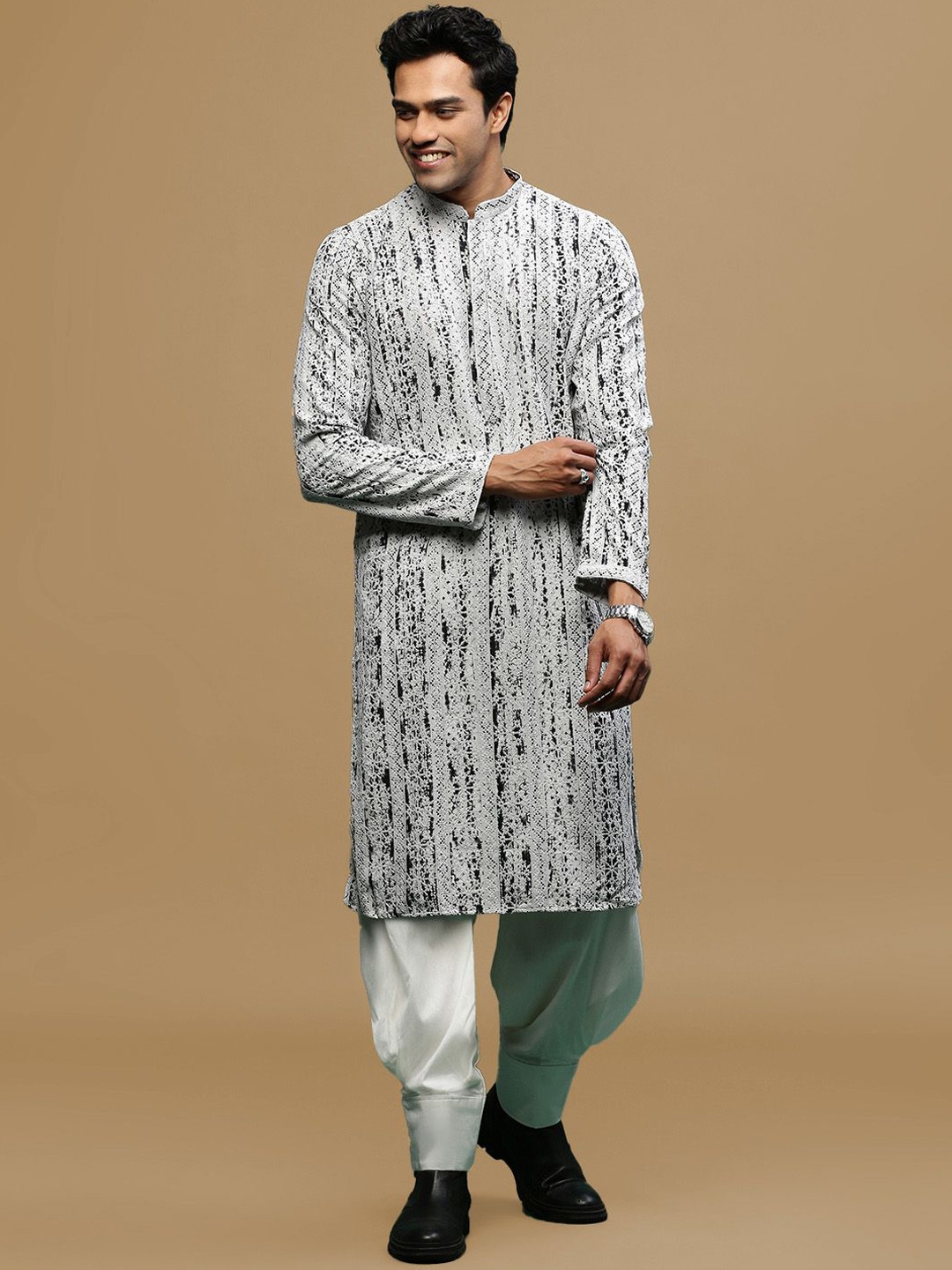 Sanwara Ethnic Motifs Embroidered Chikankari Mandarin Collar Straight Kurta with Patiala, Black
Sanwara Ethnic Motifs Embroidered Chikankari Mandarin Collar Straight Kurta with Patiala, Black