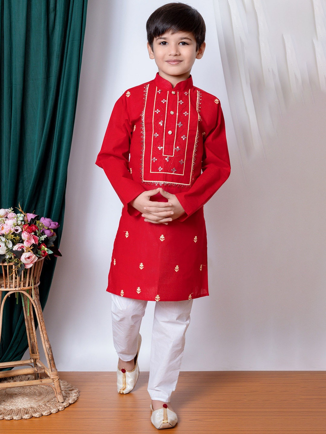 NFC CREATION Boys Ethnic Motifs Embroidered Straight Mirror Work Kurta with Pyjamas, Red
NFC CREATION Boys Ethnic Motifs Embroidered Straight Mirror Work Kurta with Pyjamas, Red