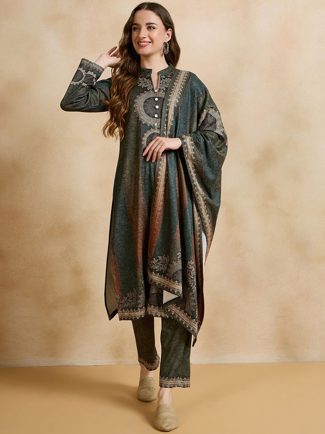 CLAPTON Floral Printed Mandarin Collar Thread Work Kurta With Trousers & Dupatta, Green
CLAPTON Floral Printed Mandarin Collar Thread Work Kurta With Trousers & Dupatta, Green