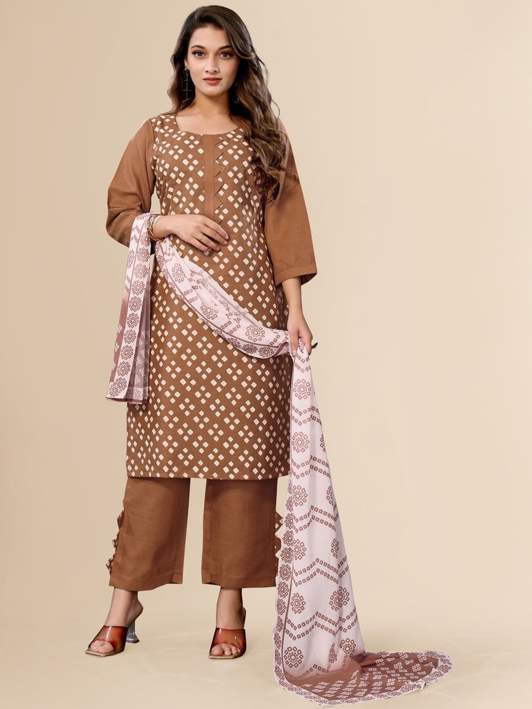 TITANIUM SILK INDUSTRIES PVT. LTD. Geometric Printed Kurta with Trousers & Dupatta, Brown
TITANIUM SILK INDUSTRIES PVT. LTD. Geometric Printed Kurta with Trousers & Dupatta, Brown