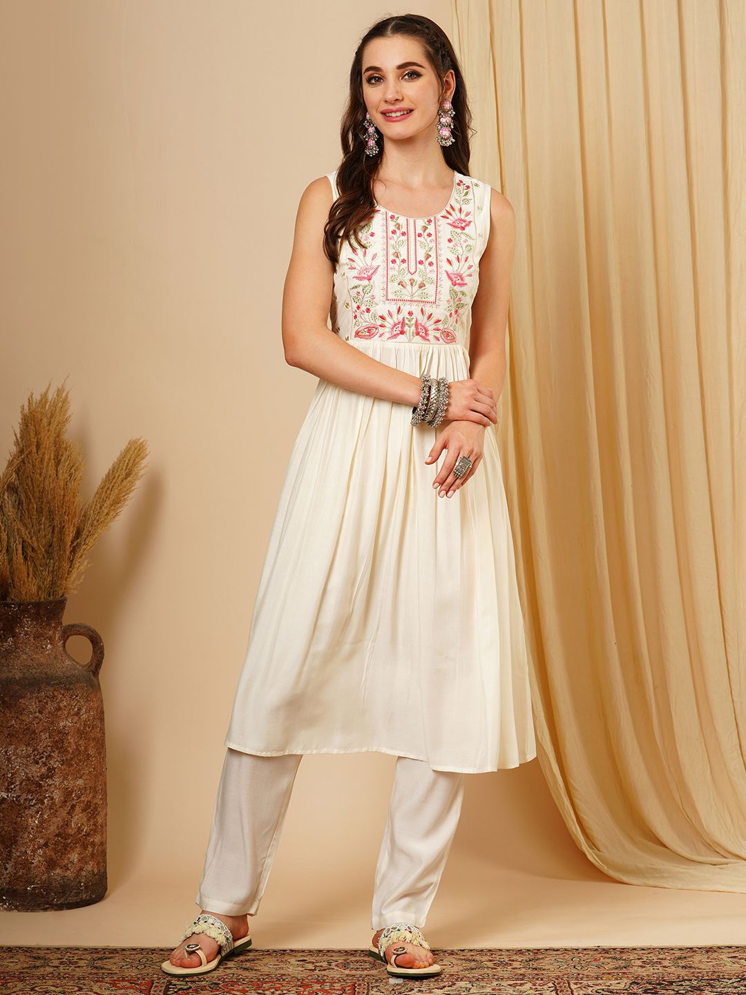 Globus Floral Embroidered Pleated Thread Work A-Line Kurta With Trousers, White
Globus Floral Embroidered Pleated Thread Work A-Line Kurta With Trousers, White