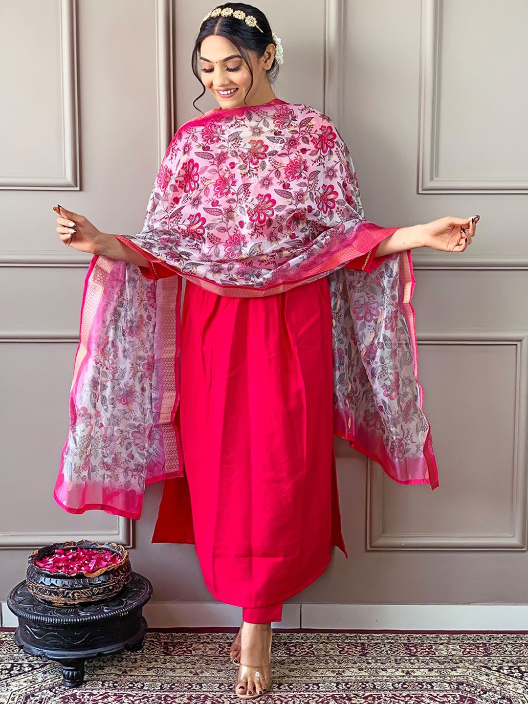Lilots Floral Embroidered Regular V-Neck Chanderi Silk Kurta with Trousers With Dupatta, Pink
Lilots Floral Embroidered Regular V-Neck Chanderi Silk Kurta with Trousers With Dupatta, Pink