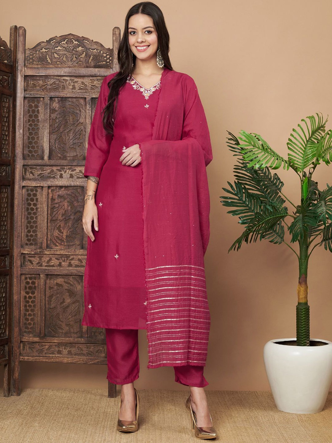 BAESD Floral Embroidered Sequinned Silk Georgette Straight Kurta with Trousers & Dupatta, Pink
BAESD Floral Embroidered Sequinned Silk Georgette Straight Kurta with Trousers & Dupatta, Pink