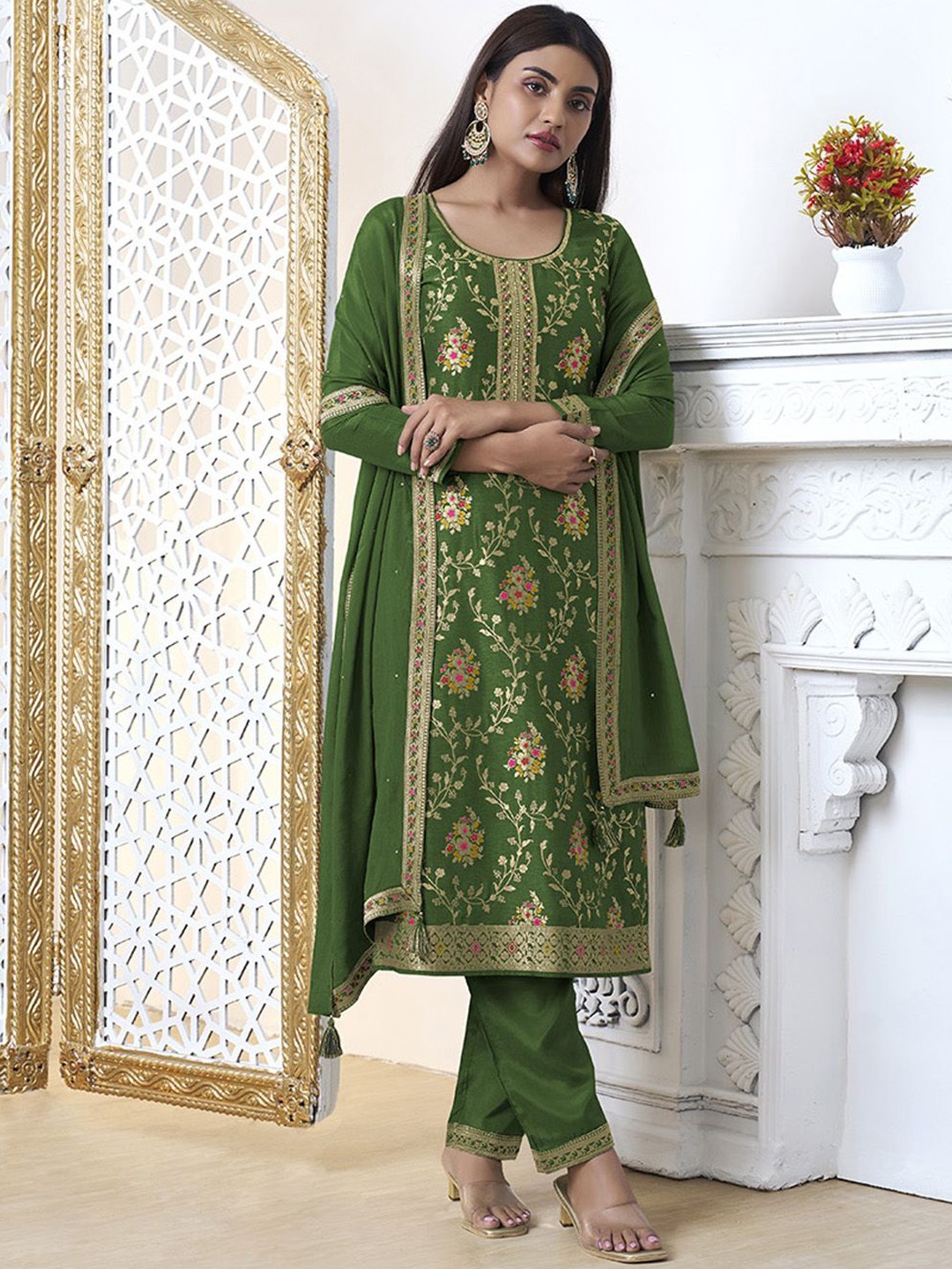 Seerat Ethnic Motifs Printed Regular Pure Silk Straight Kurta with Trousers & Dupatta, Green
Seerat Ethnic Motifs Printed Regular Pure Silk Straight Kurta with Trousers & Dupatta, Green