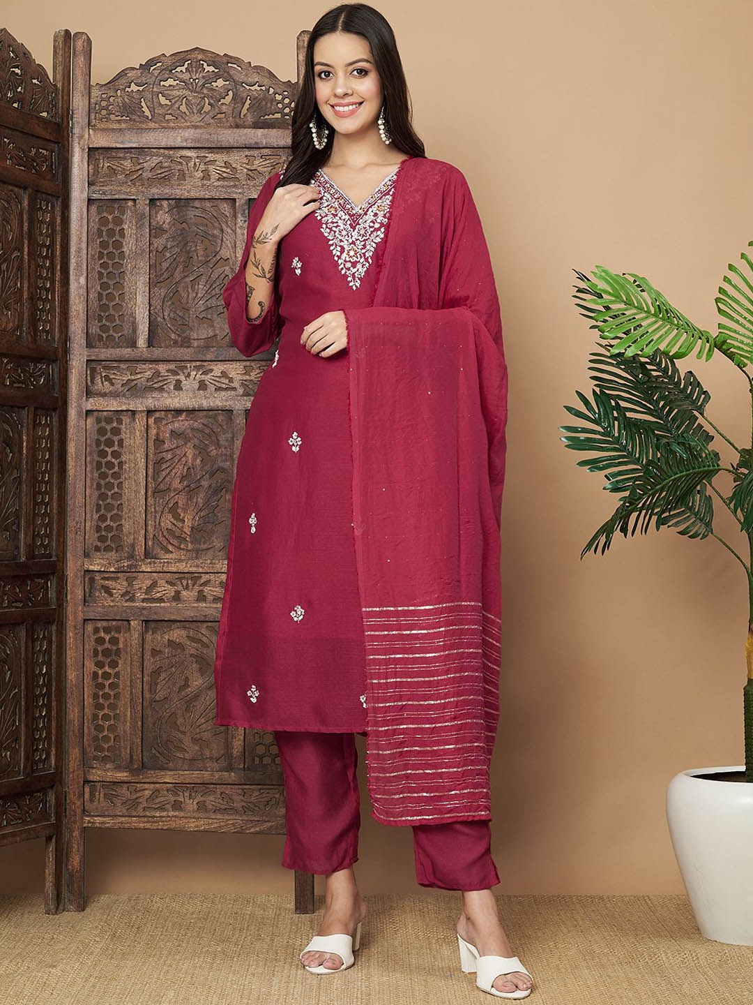 BAESD Floral Regular Beads & Stones Silk Georgette Straight Kurta with Trousers & Dupatta, Pink
BAESD Floral Regular Beads & Stones Silk Georgette Straight Kurta with Trousers & Dupatta, Pink