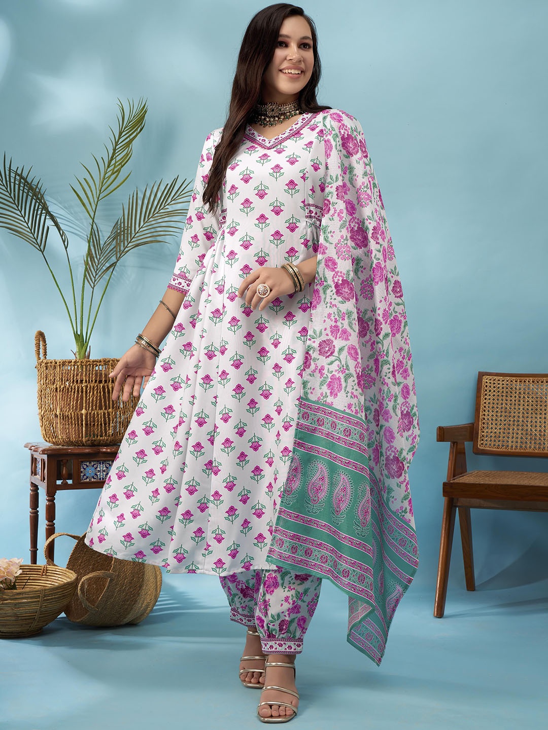 Anouk Rustic White & Pink Floral Printed V-Neck Anarkali Kurta with Trousers & Dupatta
Anouk Rustic White & Pink Floral Printed V-Neck Anarkali Kurta with Trousers & Dupatta