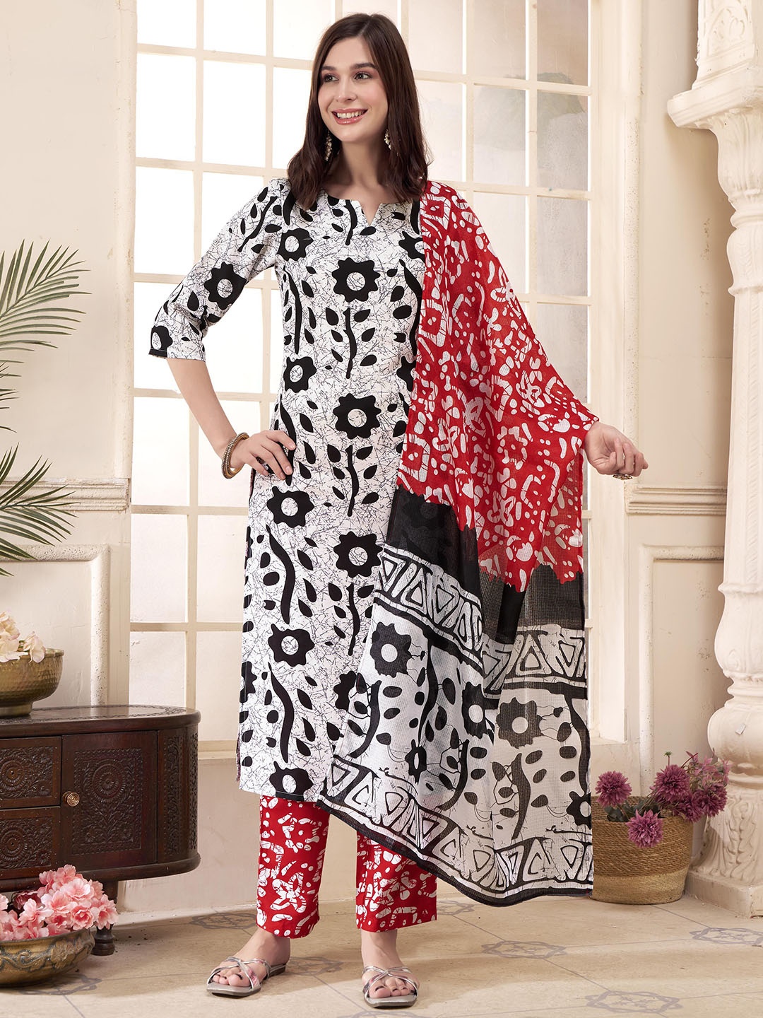 Anouk Rustic White & Red Floral Printed Notch Neck Straight Kurta with Trousers & Dupatta, Black
Anouk Rustic White & Red Floral Printed Notch Neck Straight Kurta with Trousers & Dupatta, Black