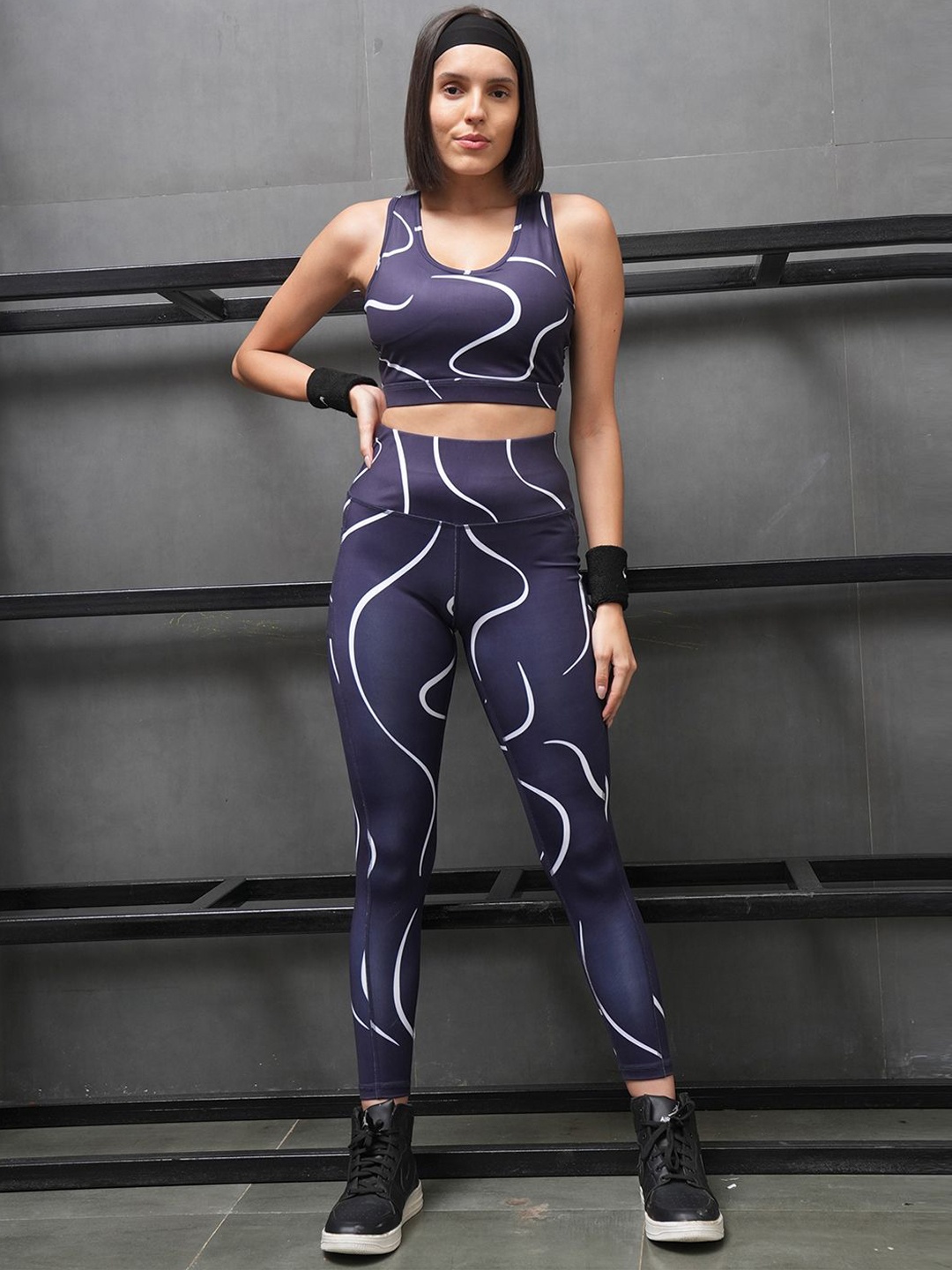 Soie Abstract Printed Medium Impact Quick-Dry Racerback Sports Bra With High-Waist Tights, Navy blue
Soie Abstract Printed Medium Impact Quick-Dry Racerback Sports Bra With High-Waist Tights, Navy blue