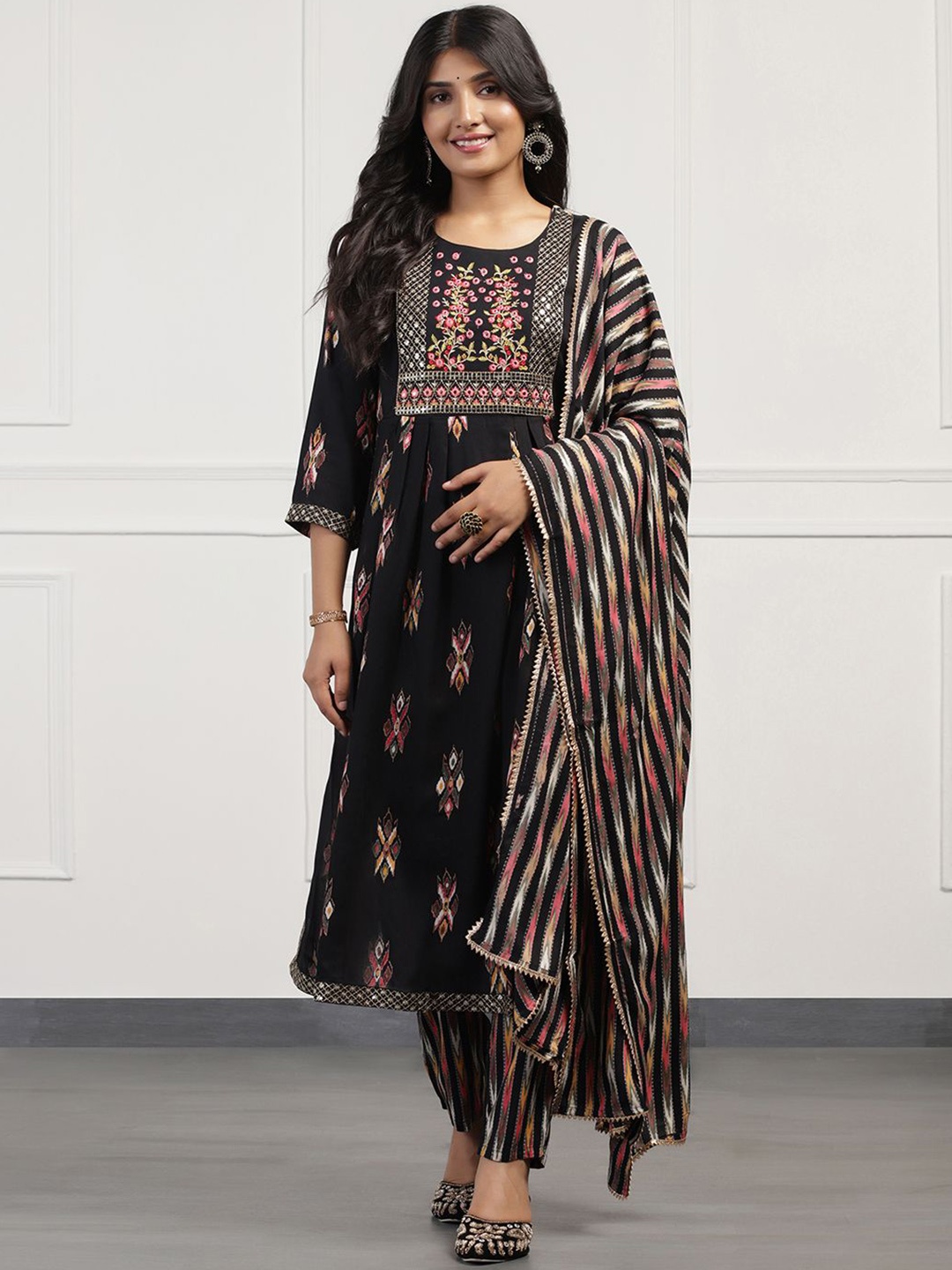 BAESD Geometric Printed Regular Thread Work Straight Kurta with Trousers & Dupatta, Black
BAESD Geometric Printed Regular Thread Work Straight Kurta with Trousers & Dupatta, Black