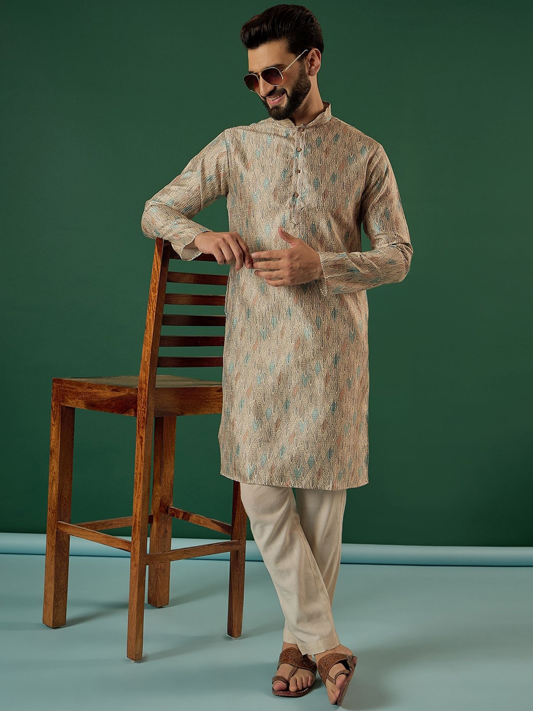 Anouk Gold-Toned Geometric Printed & Embroidered Sequinned Mandarin Collar Straight Kurta
Anouk Gold-Toned Geometric Printed & Embroidered Sequinned Mandarin Collar Straight Kurta