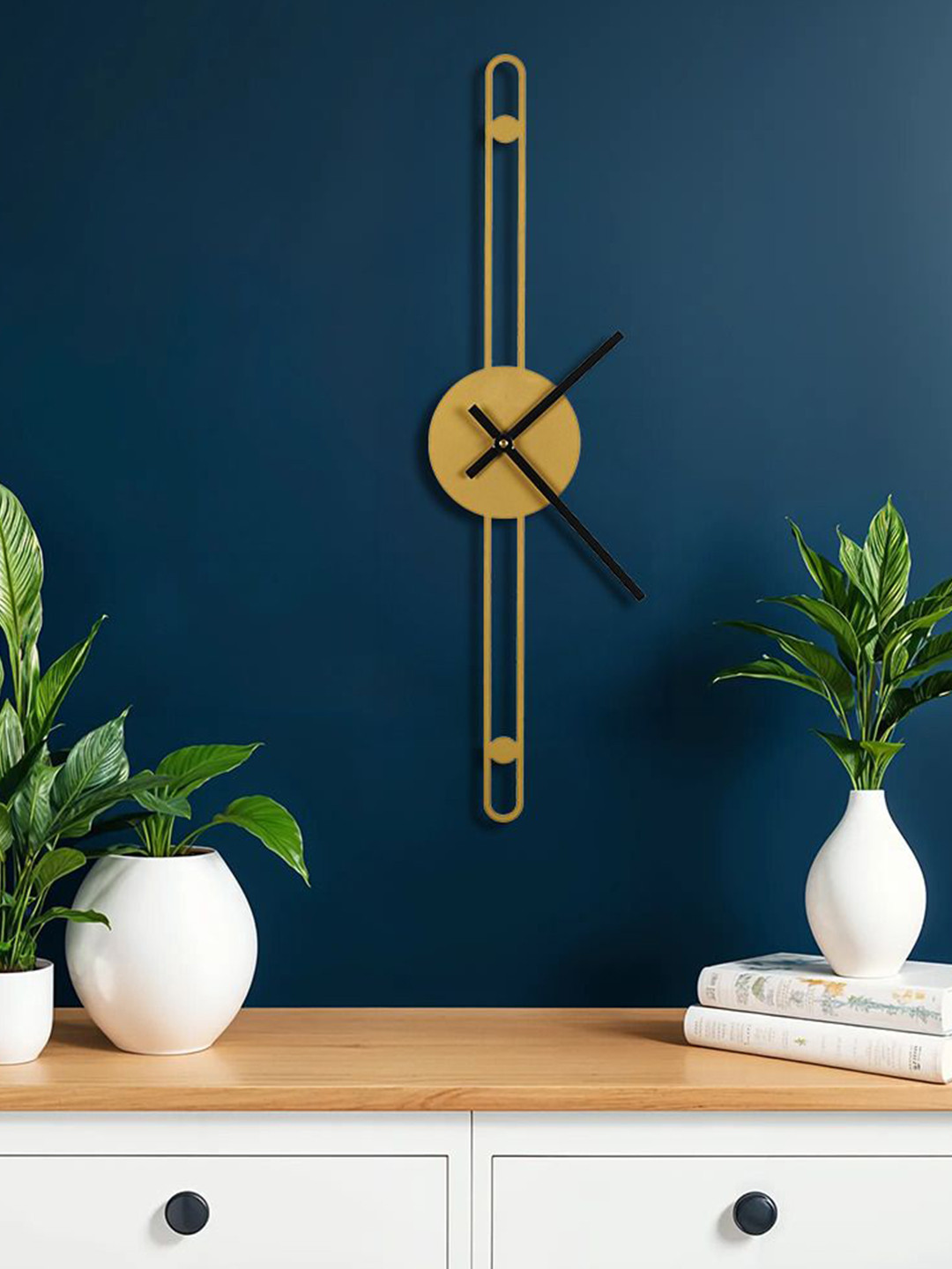 THE ARTMENT Gold-Toned & Black Analogue Contemporary Wall Clock
THE ARTMENT Gold-Toned & Black Analogue Contemporary Wall Clock