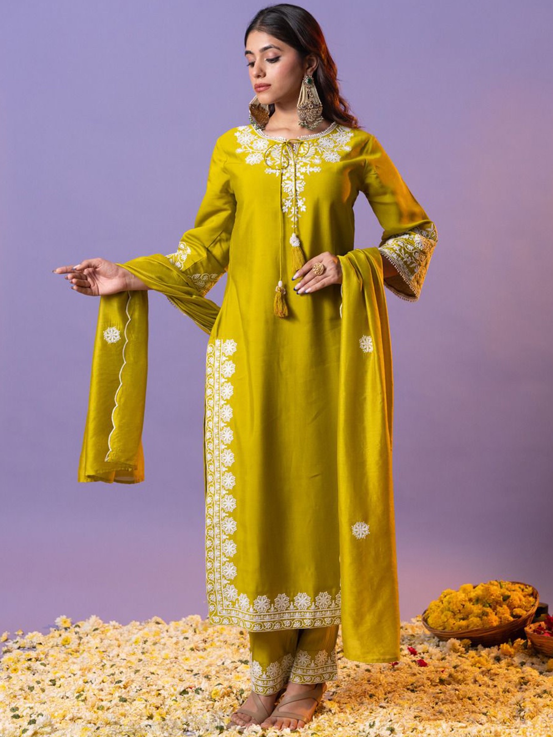 HEEPOSH Floral Embroidered Tie Up Neck Straight Kurta with Trousers & Dupatta, Green
HEEPOSH Floral Embroidered Tie Up Neck Straight Kurta with Trousers & Dupatta, Green