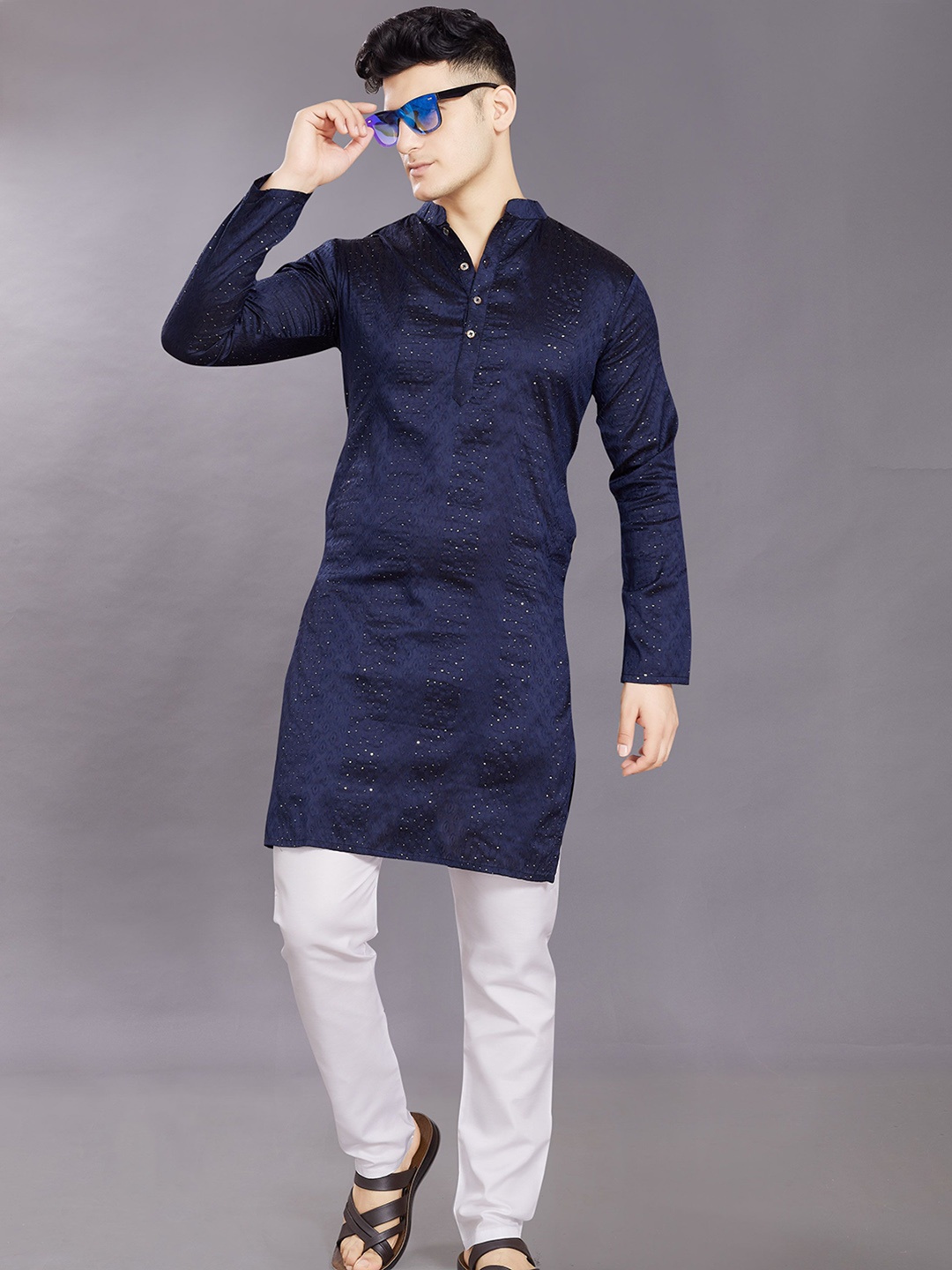 DIVISIVE Striped Embroidered Sequinned Regular Art Silk Jacquard Straight Kurta, Navy blue
DIVISIVE Striped Embroidered Sequinned Regular Art Silk Jacquard Straight Kurta, Navy blue