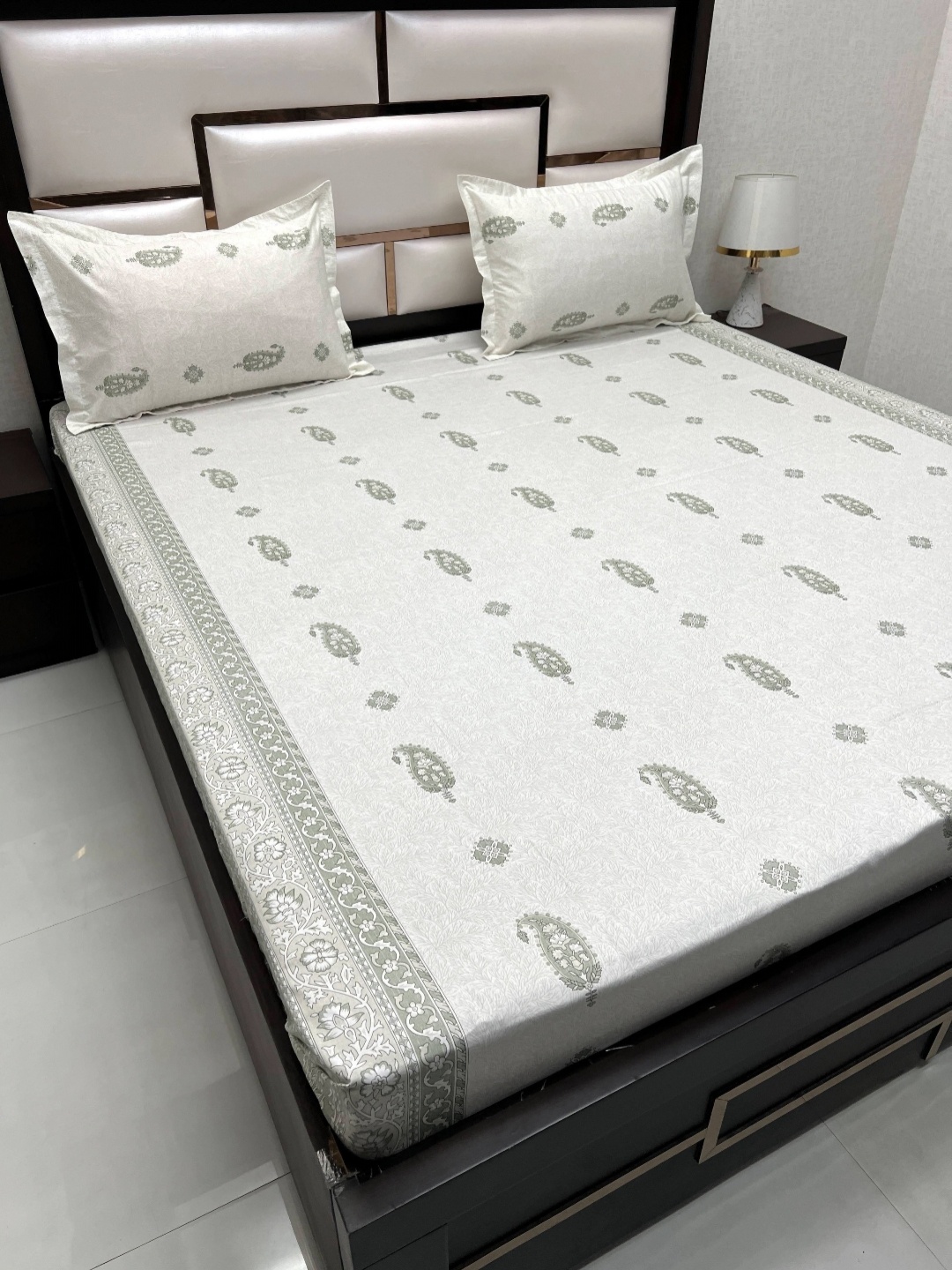 Pure Decor Royal Passion Green & White Paisley 380 TC Queen Bedsheet with 2 Pillow Covers
Pure Decor Royal Passion Green & White Paisley 380 TC Queen Bedsheet with 2 Pillow Covers
