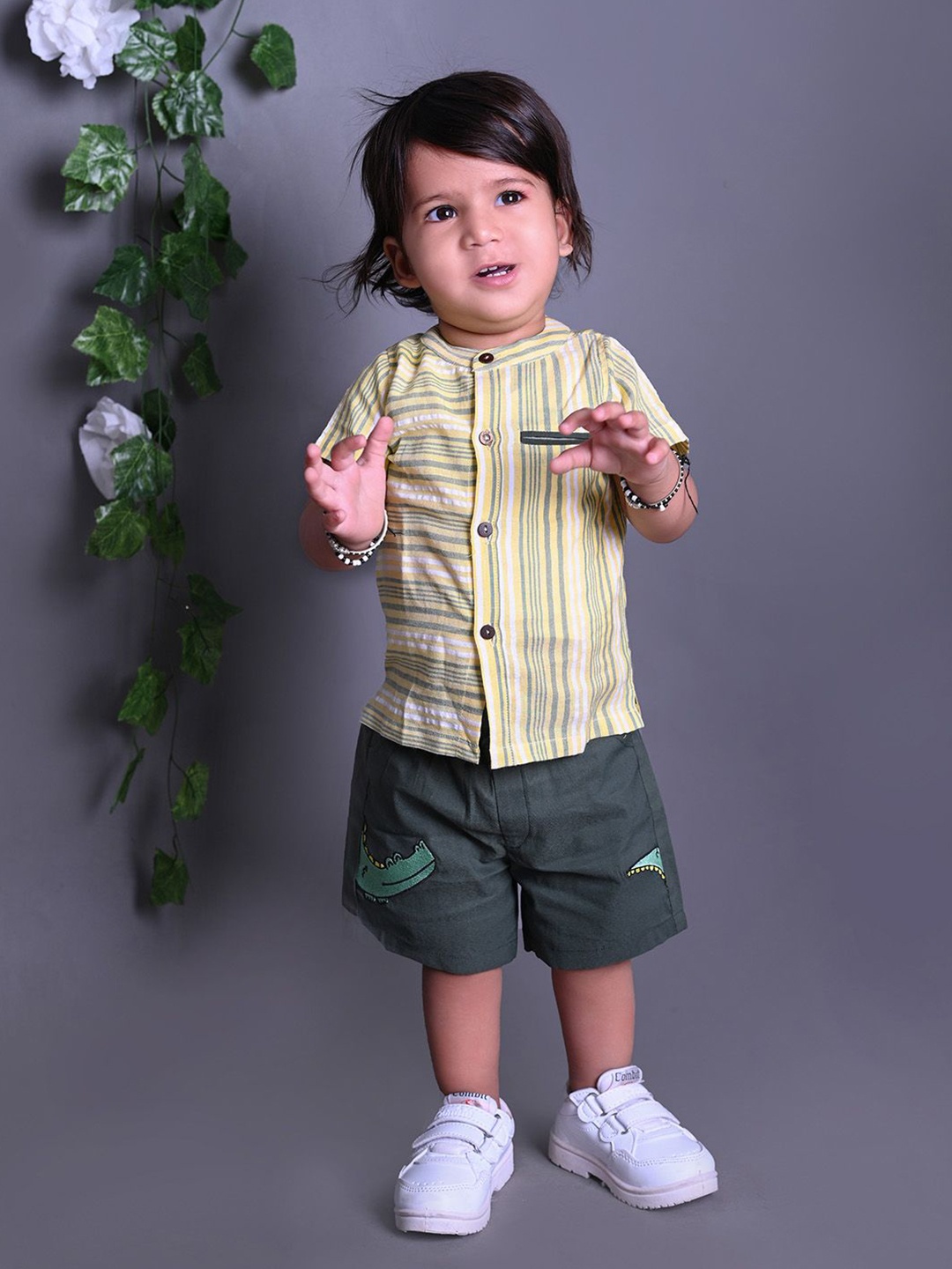 Little Llama Boys Striped Short Sleeves Mandarin Collar Pure Cotton Shirt with Shorts, Yellow
Little Llama Boys Striped Short Sleeves Mandarin Collar Pure Cotton Shirt with Shorts, Yellow