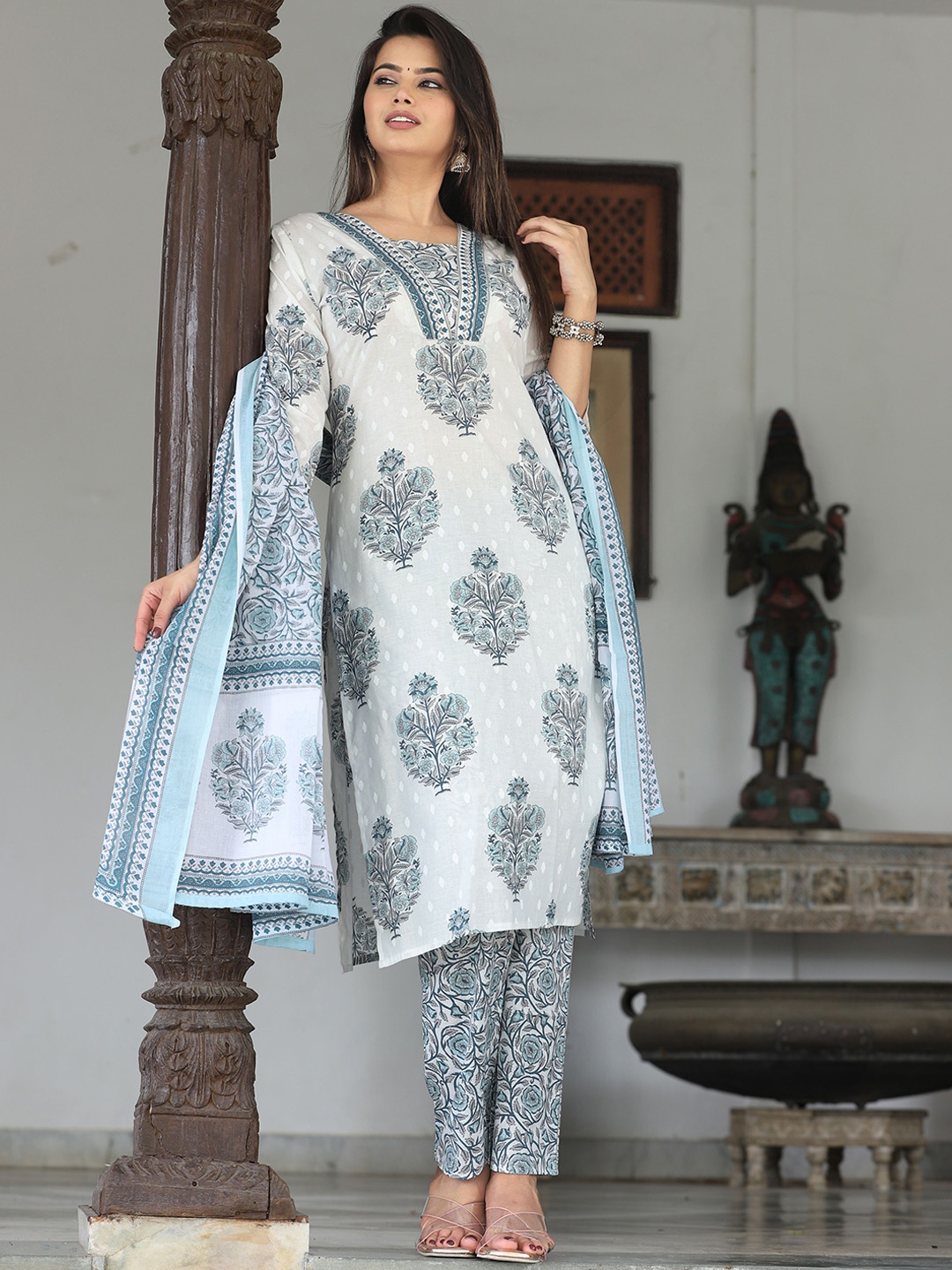 G4Girl Floral Printed Square Neck Pure Cotton Straight Kurta With Trousers & Dupatta, Blue
G4Girl Floral Printed Square Neck Pure Cotton Straight Kurta With Trousers & Dupatta, Blue