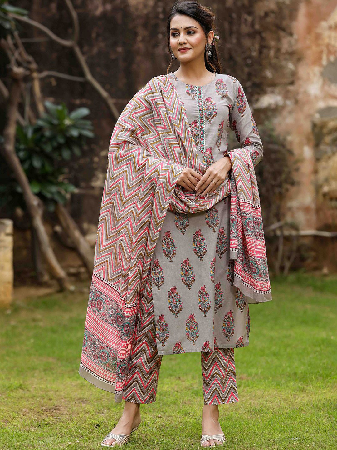 Anouk Floral Printed Regular Gotta Patti Straight Kurta with Trousers & Dupatta, Grey
Anouk Floral Printed Regular Gotta Patti Straight Kurta with Trousers & Dupatta, Grey