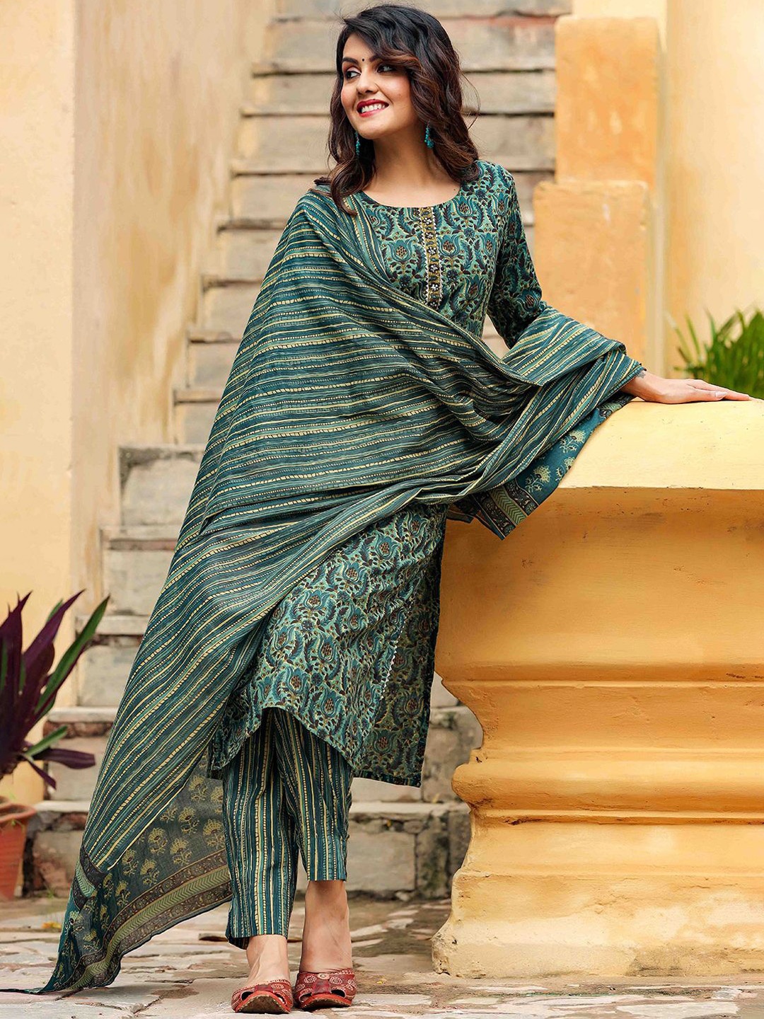 Anouk Floral Printed Regular Gotta Patti Straight Kurta with Trousers & Dupatta, Green
Anouk Floral Printed Regular Gotta Patti Straight Kurta with Trousers & Dupatta, Green