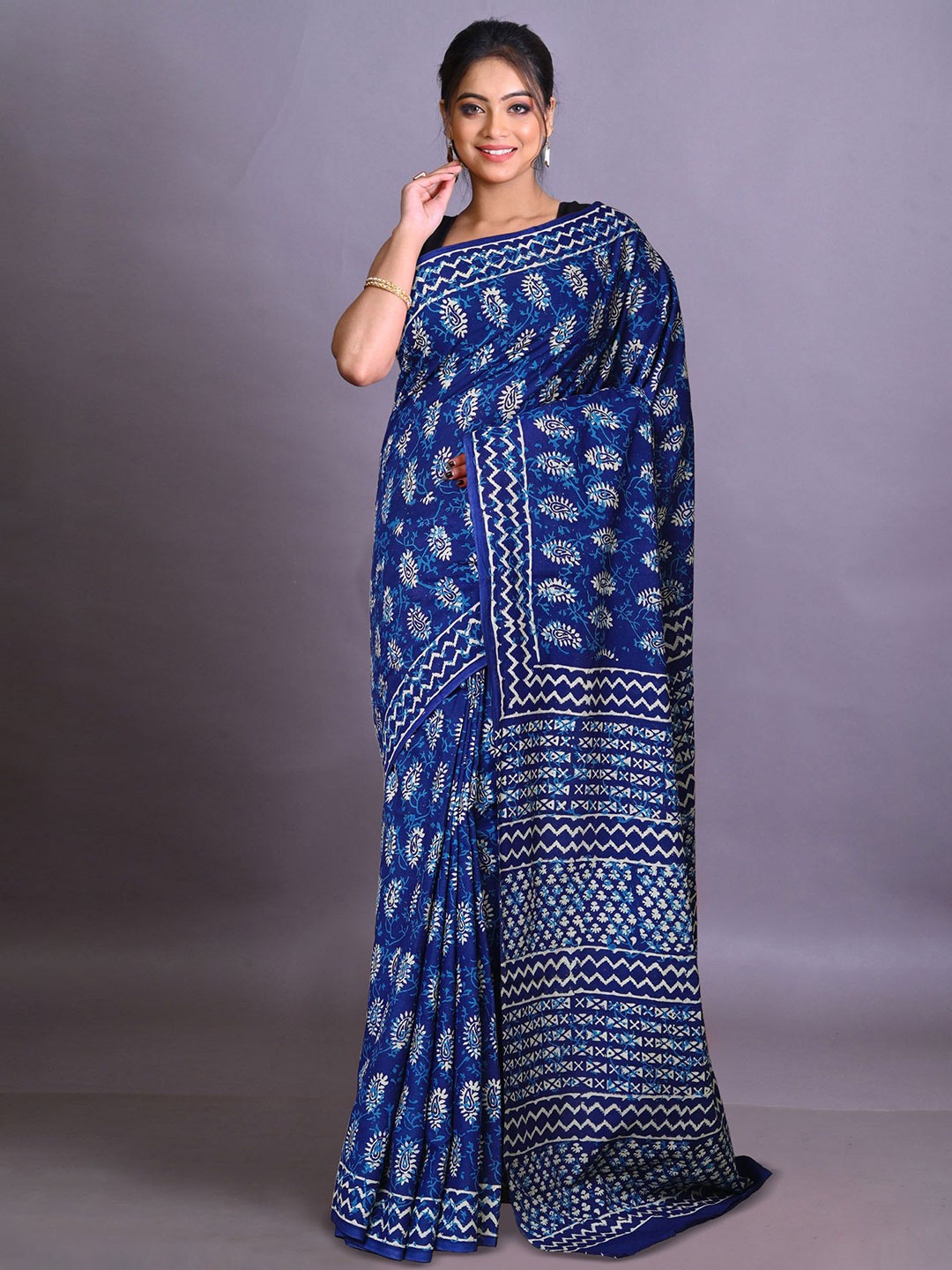 Unnati Silks Women Printed Ethnic Motifs Pure Cotton Handloom Saree, Navy blue
Unnati Silks Women Printed Ethnic Motifs Pure Cotton Handloom Saree, Navy blue