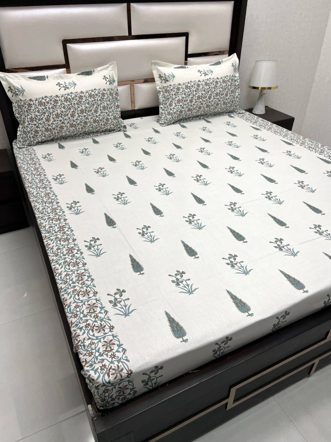 Pure Decor Royal Passion White Ethnic Motifs 350 TC Queen Bedsheet with 2 Pillow Covers, Green
Pure Decor Royal Passion White Ethnic Motifs 350 TC Queen Bedsheet with 2 Pillow Covers, Green