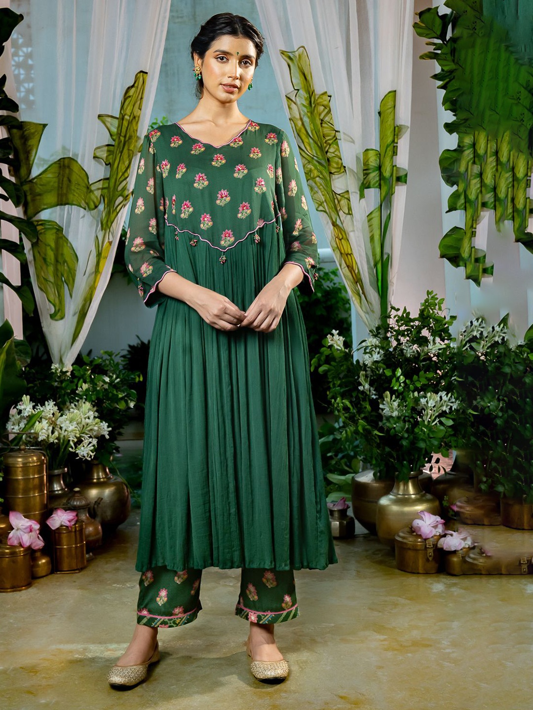 Baise Gaba Women Floral Embroidered Regular Zardozi Silk Georgette Kurta with Pyjamas, Green
Baise Gaba Women Floral Embroidered Regular Zardozi Silk Georgette Kurta with Pyjamas, Green