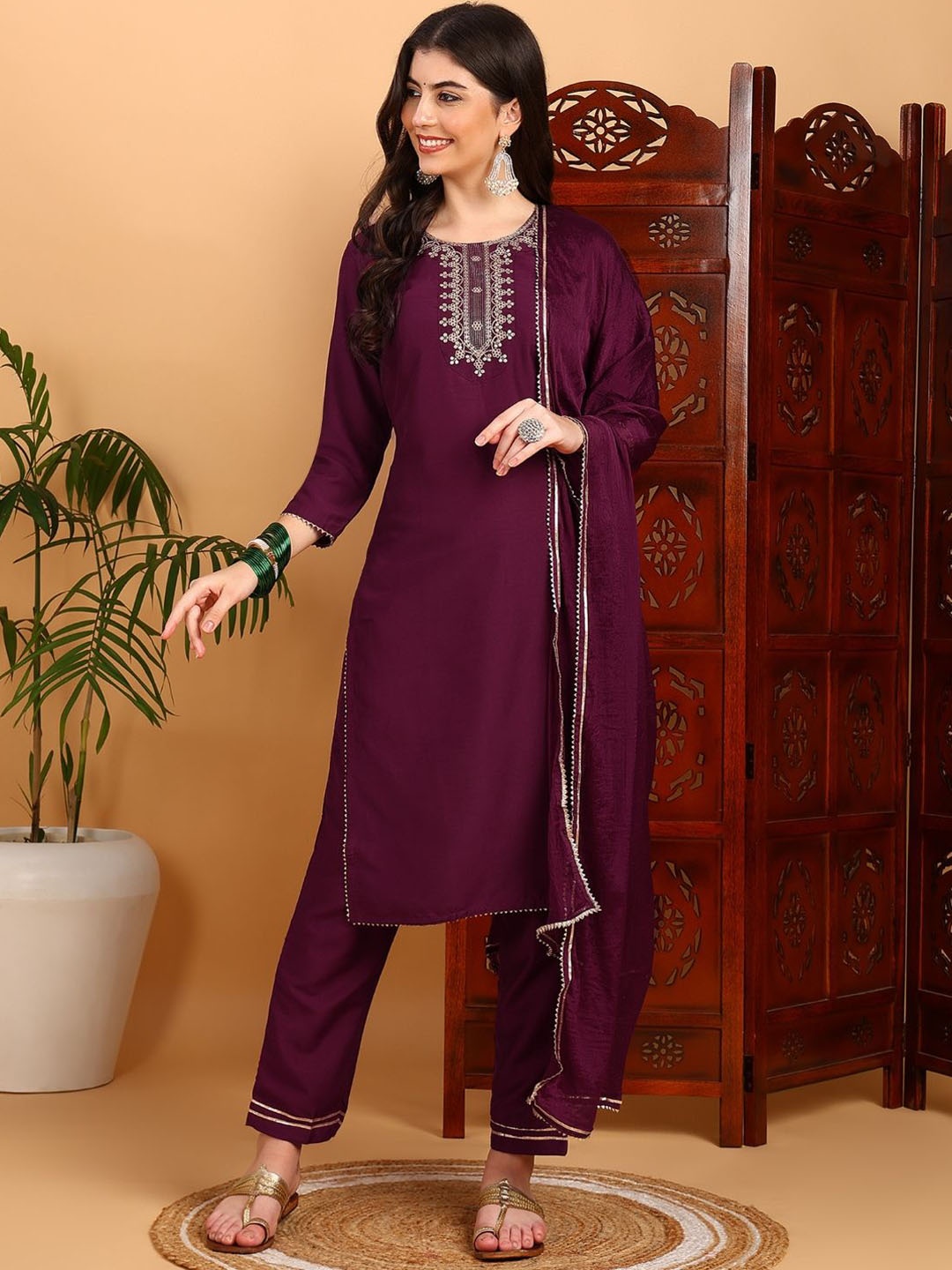 Anouk Floral Yoke Design Regular Thread Work Straight Kurta with Trousers & Dupatta, Burgundy
Anouk Floral Yoke Design Regular Thread Work Straight Kurta with Trousers & Dupatta, Burgundy