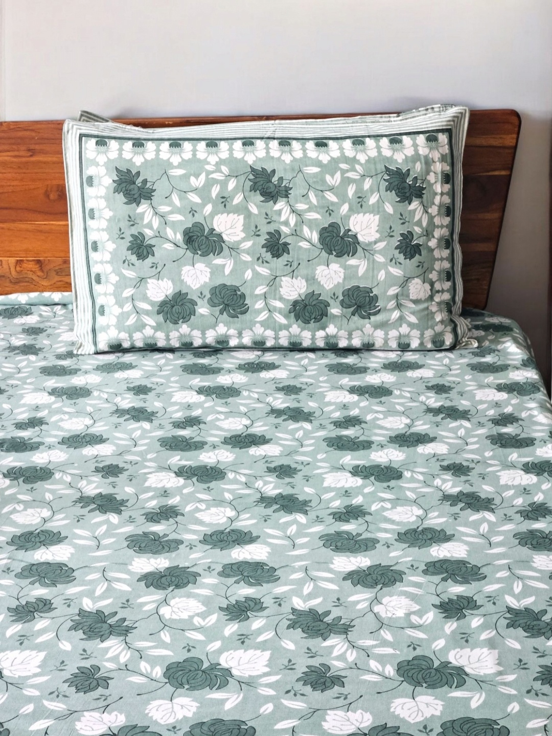 Feels Like Home Uph Green & White Floral 180 TC Cotton King Bedsheet with 2 Pillow Cover
Feels Like Home Uph Green & White Floral 180 TC Cotton King Bedsheet with 2 Pillow Cover
