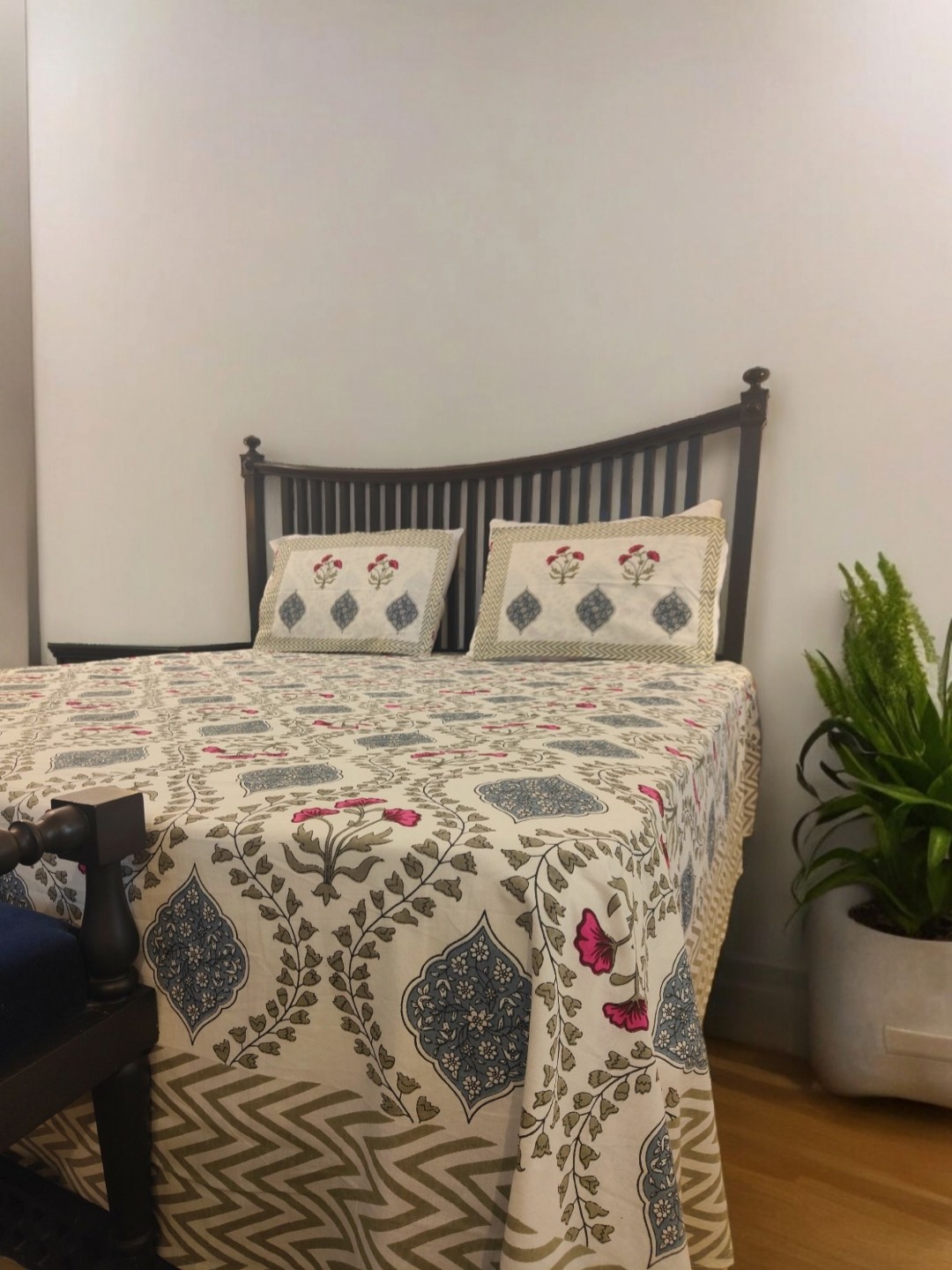 Feels Like Home Hunar White & Blue Floral 210 TC Cotton King Bedsheet with 2 Pillow Covers
Feels Like Home Hunar White & Blue Floral 210 TC Cotton King Bedsheet with 2 Pillow Covers