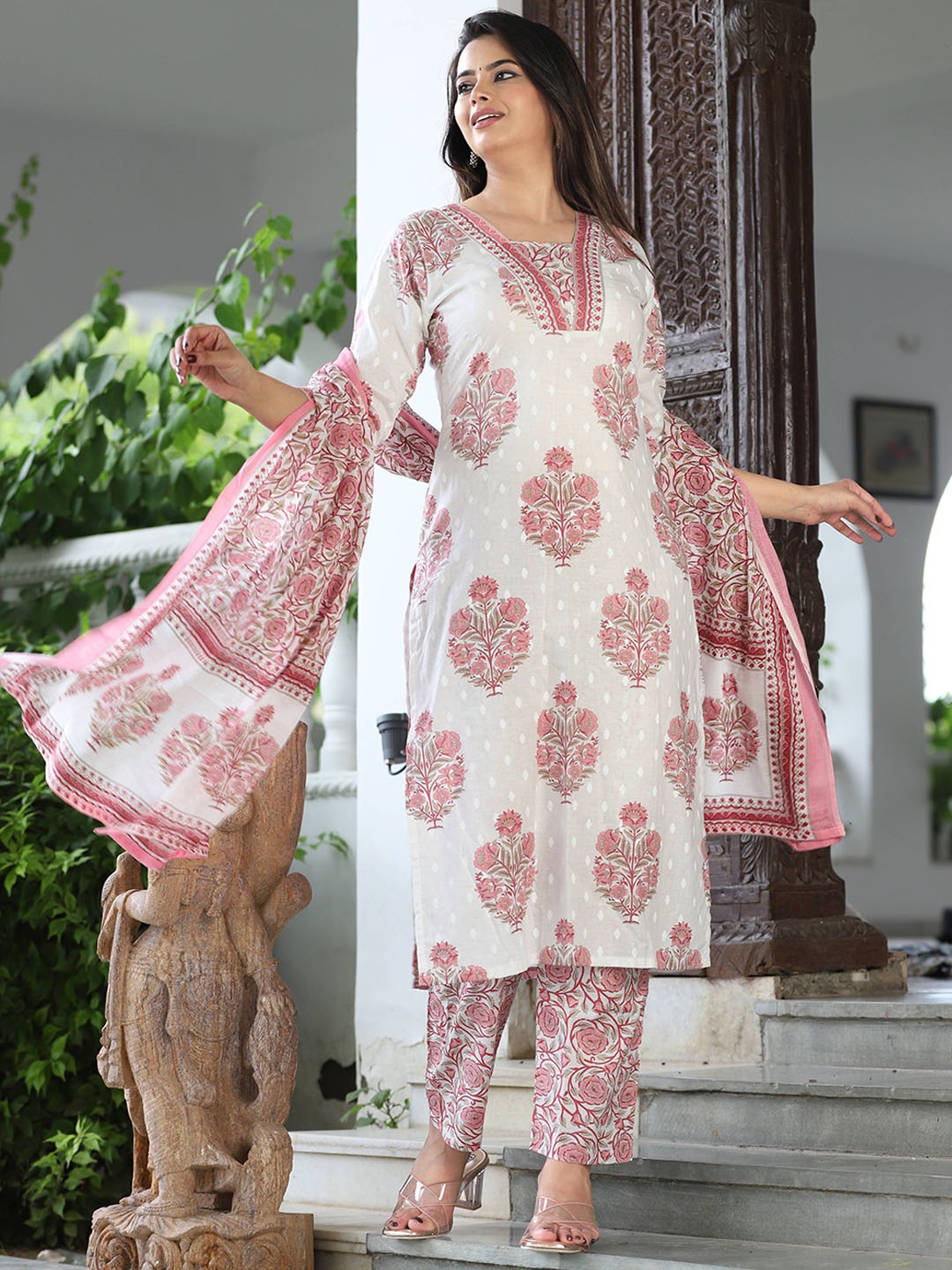 G4Girl Floral Printed V-Neck Pure Cotton Straight Kurta With Trousers & Dupatta, Peach
G4Girl Floral Printed V-Neck Pure Cotton Straight Kurta With Trousers & Dupatta, Peach