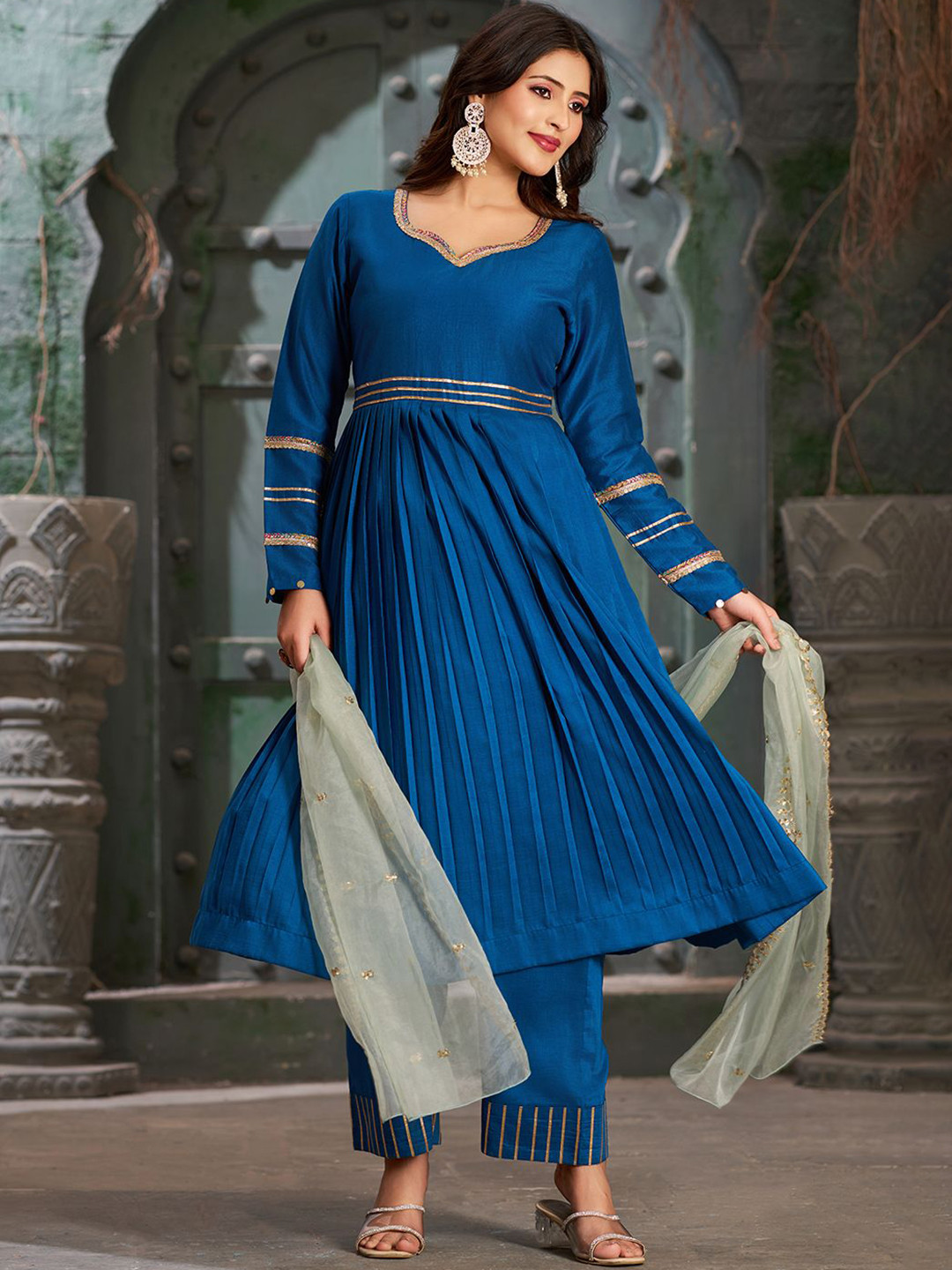 Curvy Lane Women Empire Kurta with Trousers & With Dupatta, Blue
Curvy Lane Women Empire Kurta with Trousers & With Dupatta, Blue